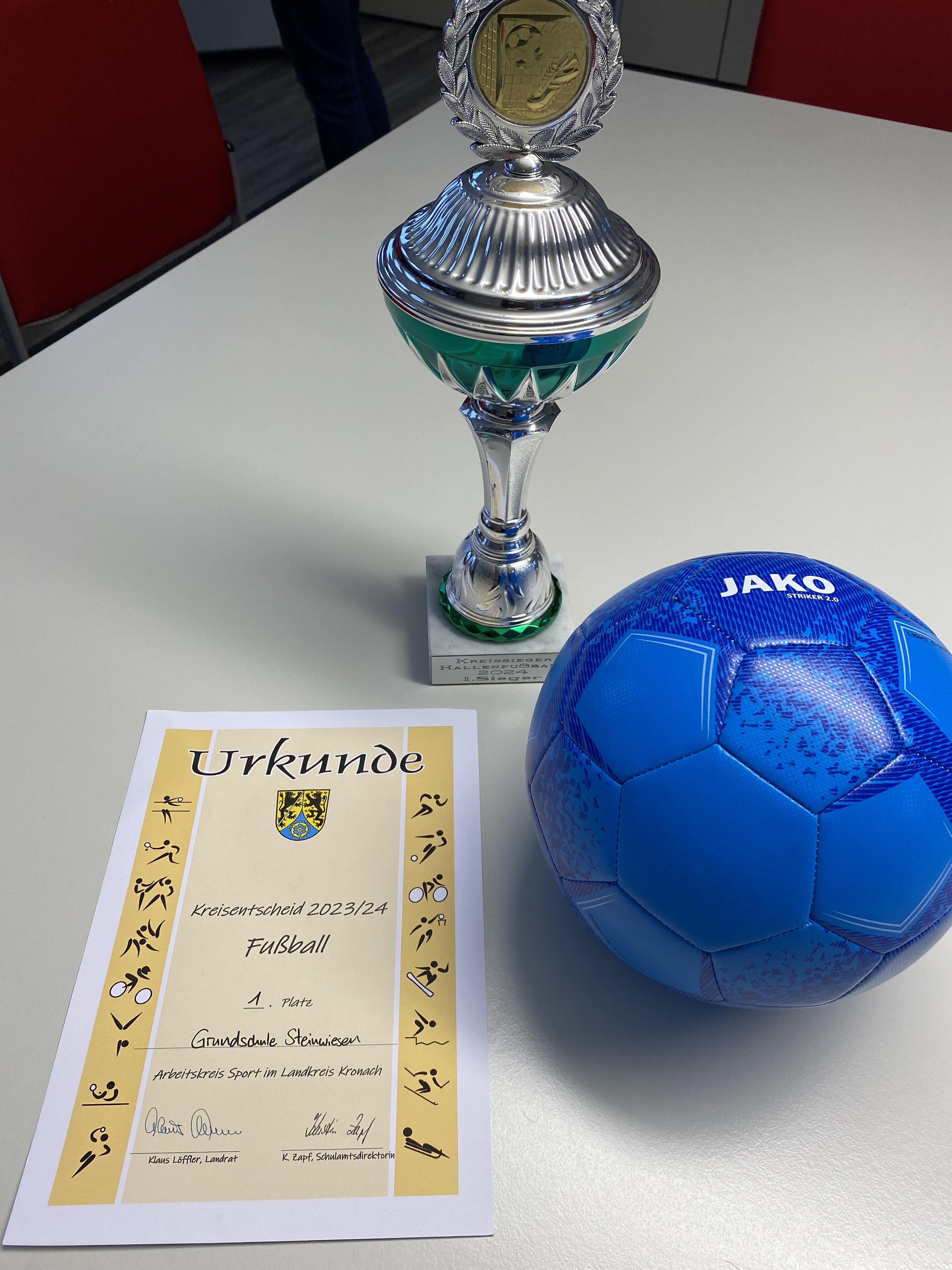 Die Urkunde und der Pokal des Turniersiegers (Fotos: GS Steinwiesen)
