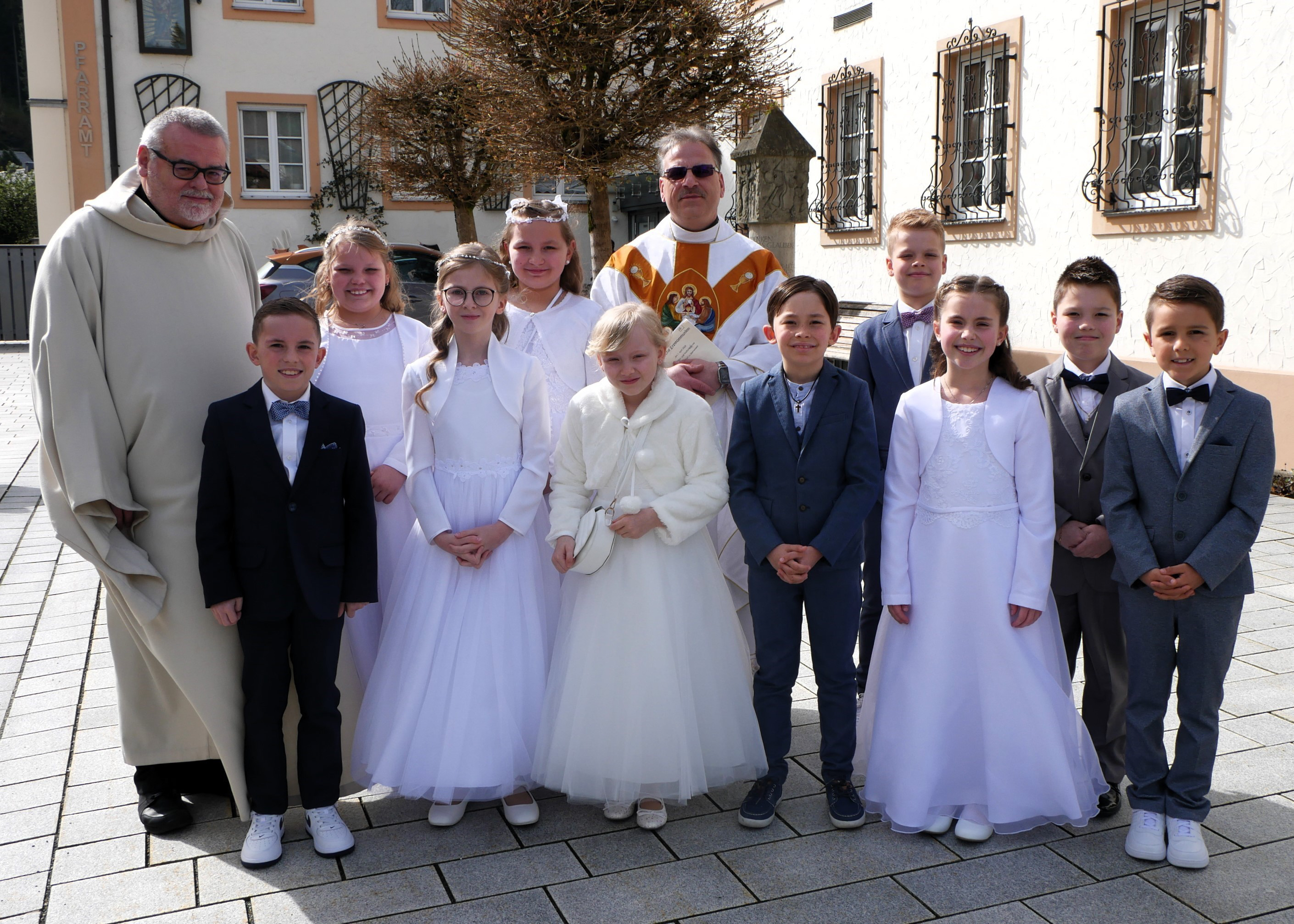 Die Erstkommunionkinder aus Steinwiesen zusammen mit Pfarrer Richard F. Reis (re) und PR Harald Ulbrich.  (Foto: S. Deuerling)