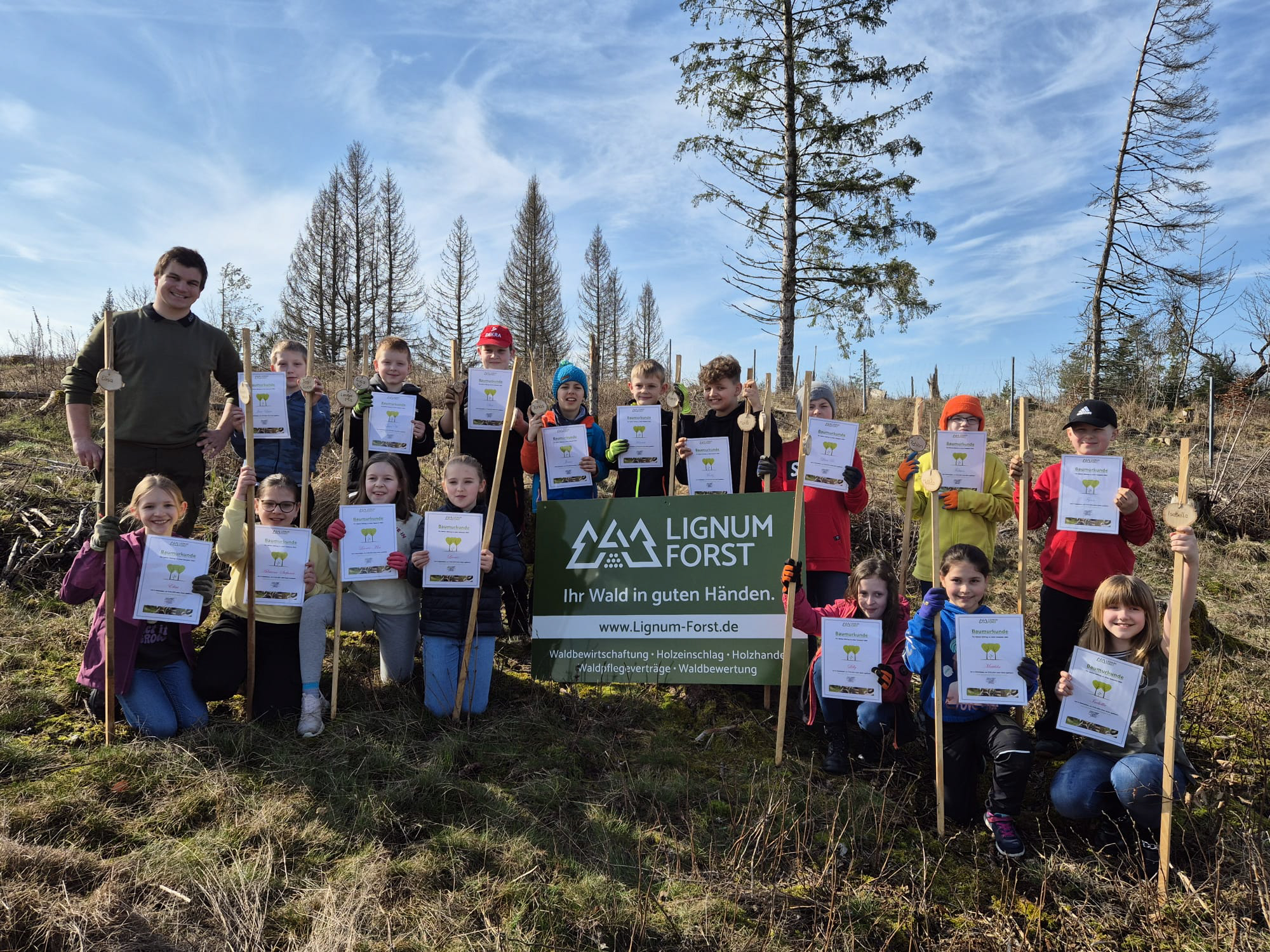 Pflanzaktion der 4. Klasse der GS Steinwiesen zusammen mit LIGNUM Forst  am 15.03.2024 aufgrund der Initiative des Elternbeirates