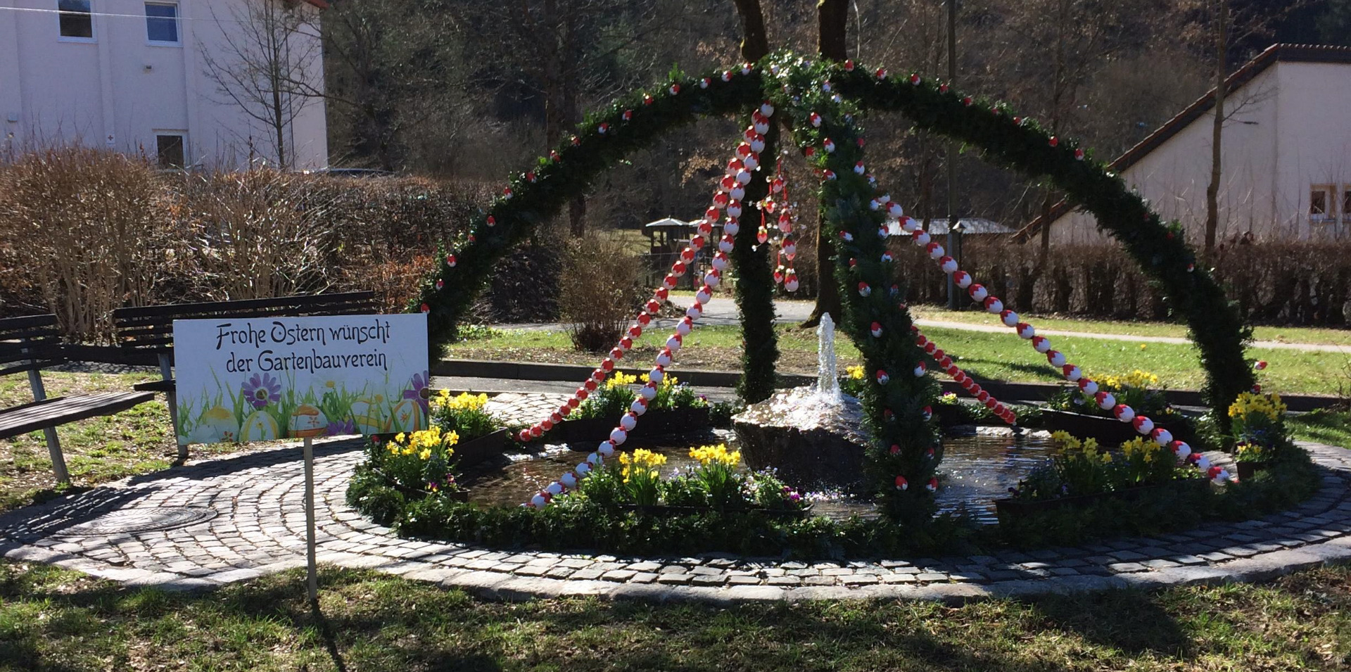 Ein wunderbares Bild gibt der geschmückte Osterbrunnen am Pfarrberg ab