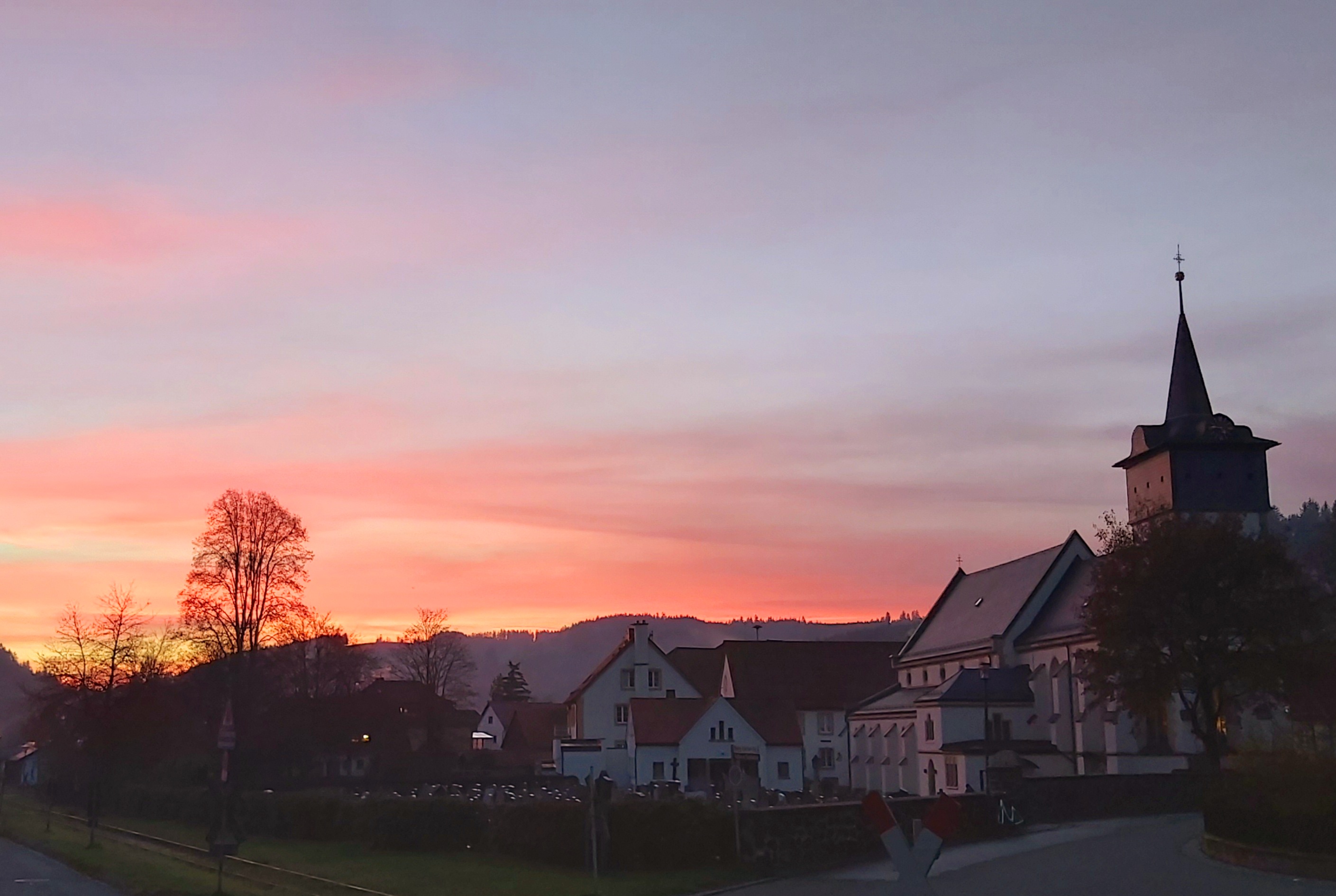 Sonnenuntergang über der kath. Kirche Mariä Geburt Steinwiesen