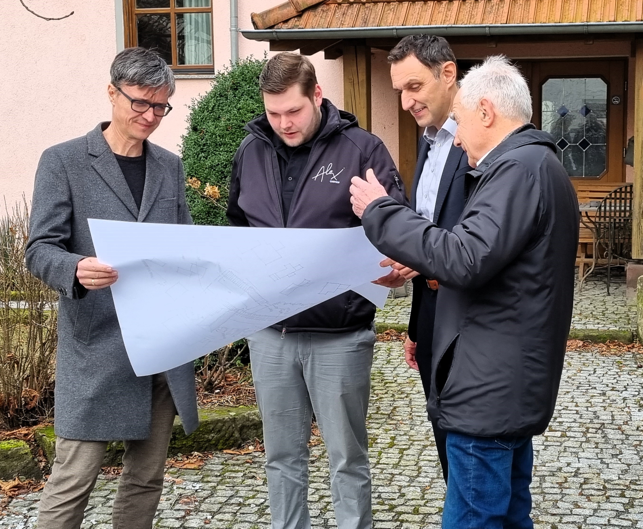 Der Weißenbrunner Sterne-Gastronom Domenik Alex hat sich über eine Sanierungserstberatung Rat für künftige Bauvorhaben geholt. V.l.: Architekt Bernd Hüttner, Domenik Alex, Bürgermeister Jörg Neubauer & Kronach-Creativ-Vorsitzender Rainer Kober.