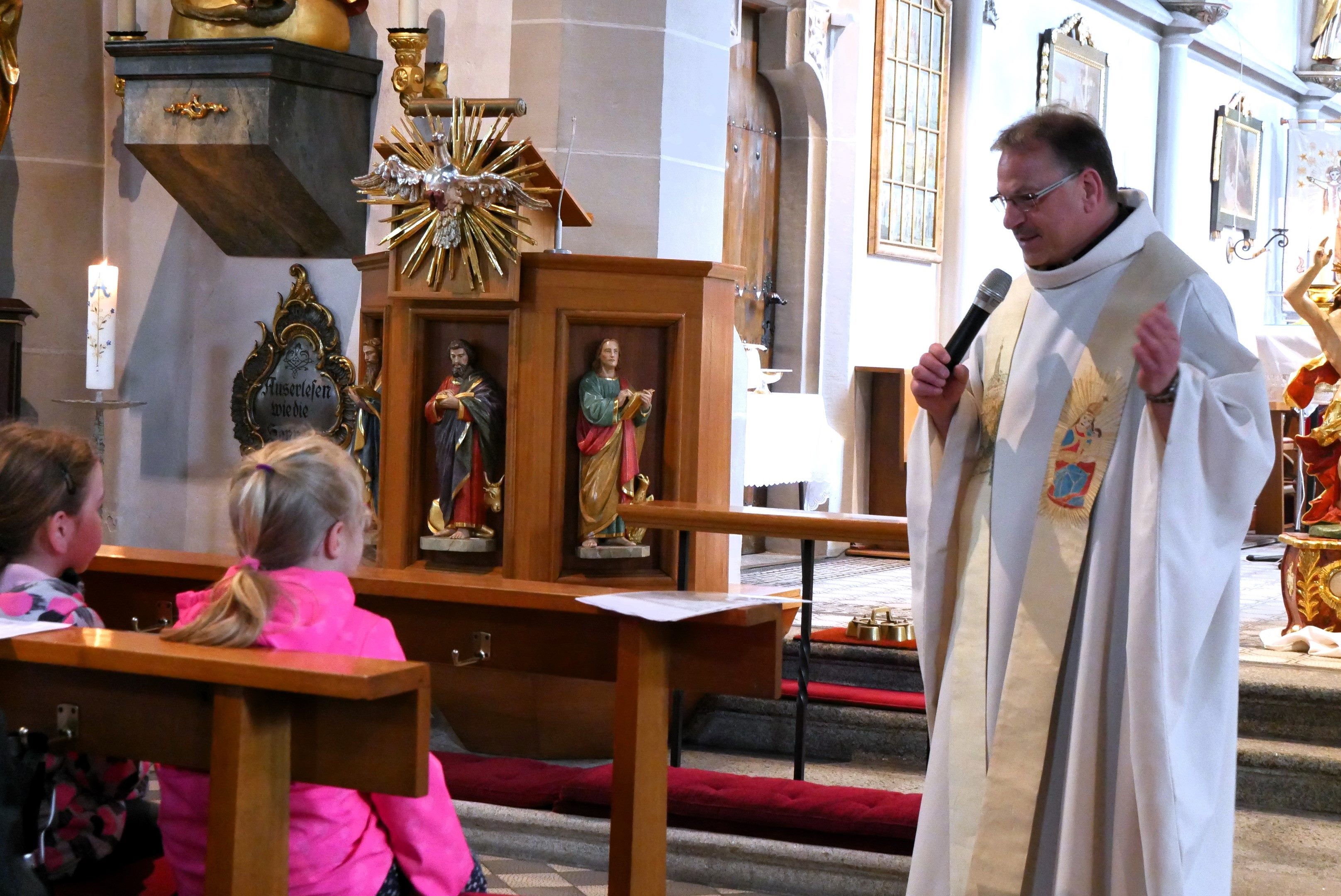 Pfarrer Richard Reis erzählt den Kindern aus der Geschichte des Kindergartens St. Marien.