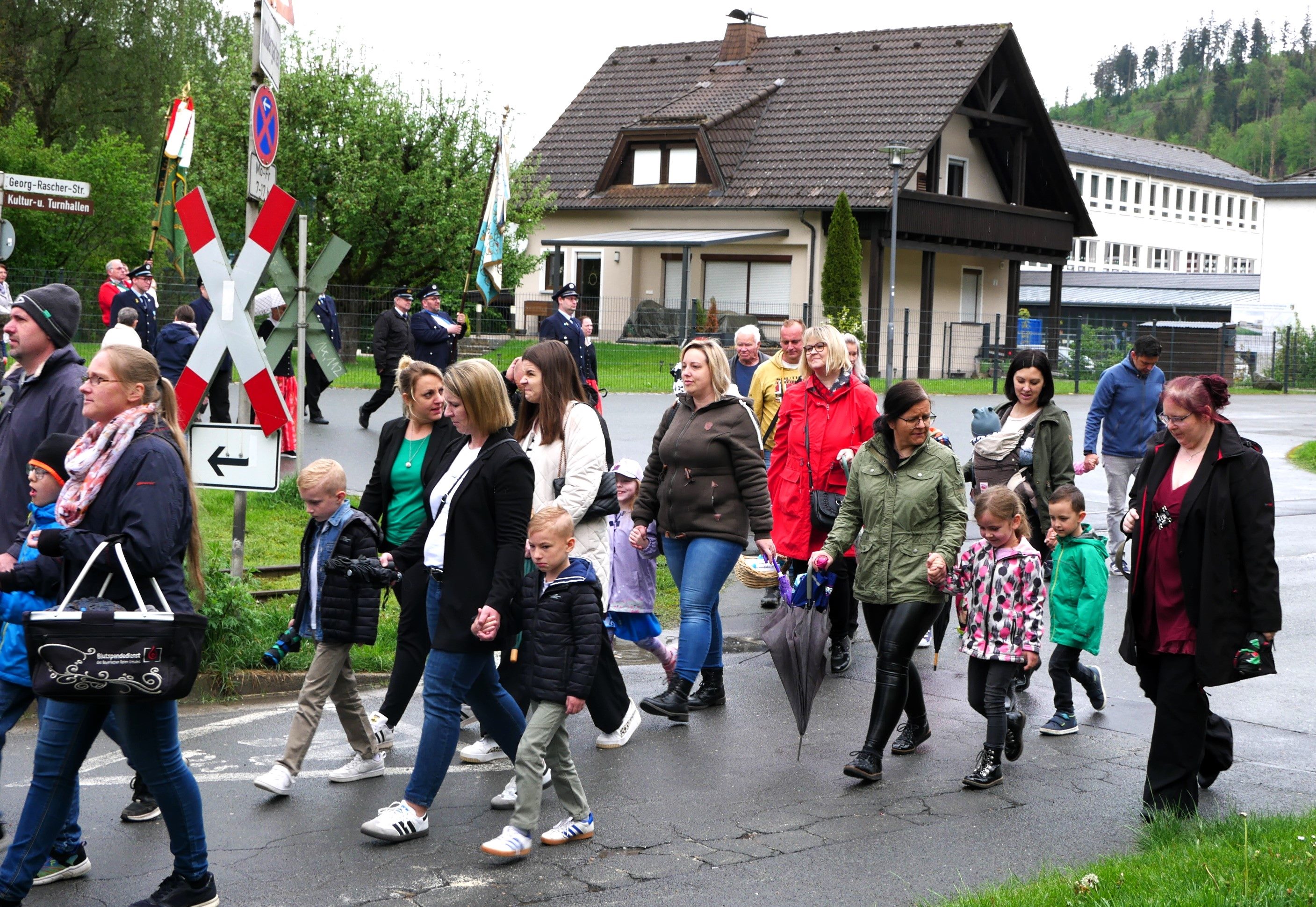 Bei der Kirchenparade zum Kindergarten hatten sich die Kinder vor den Vereinen eingereiht.