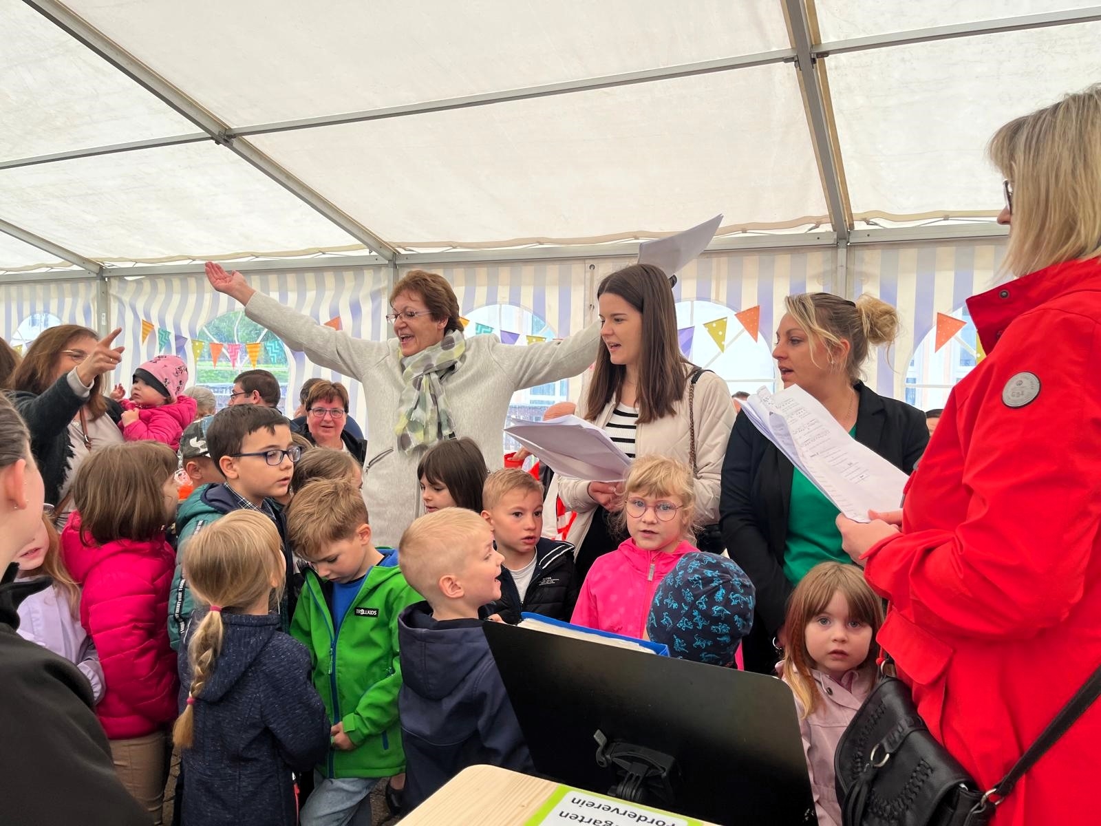 Fröhlich eröffneten die Kinder mit ihren Liedern den Frühschoppen.