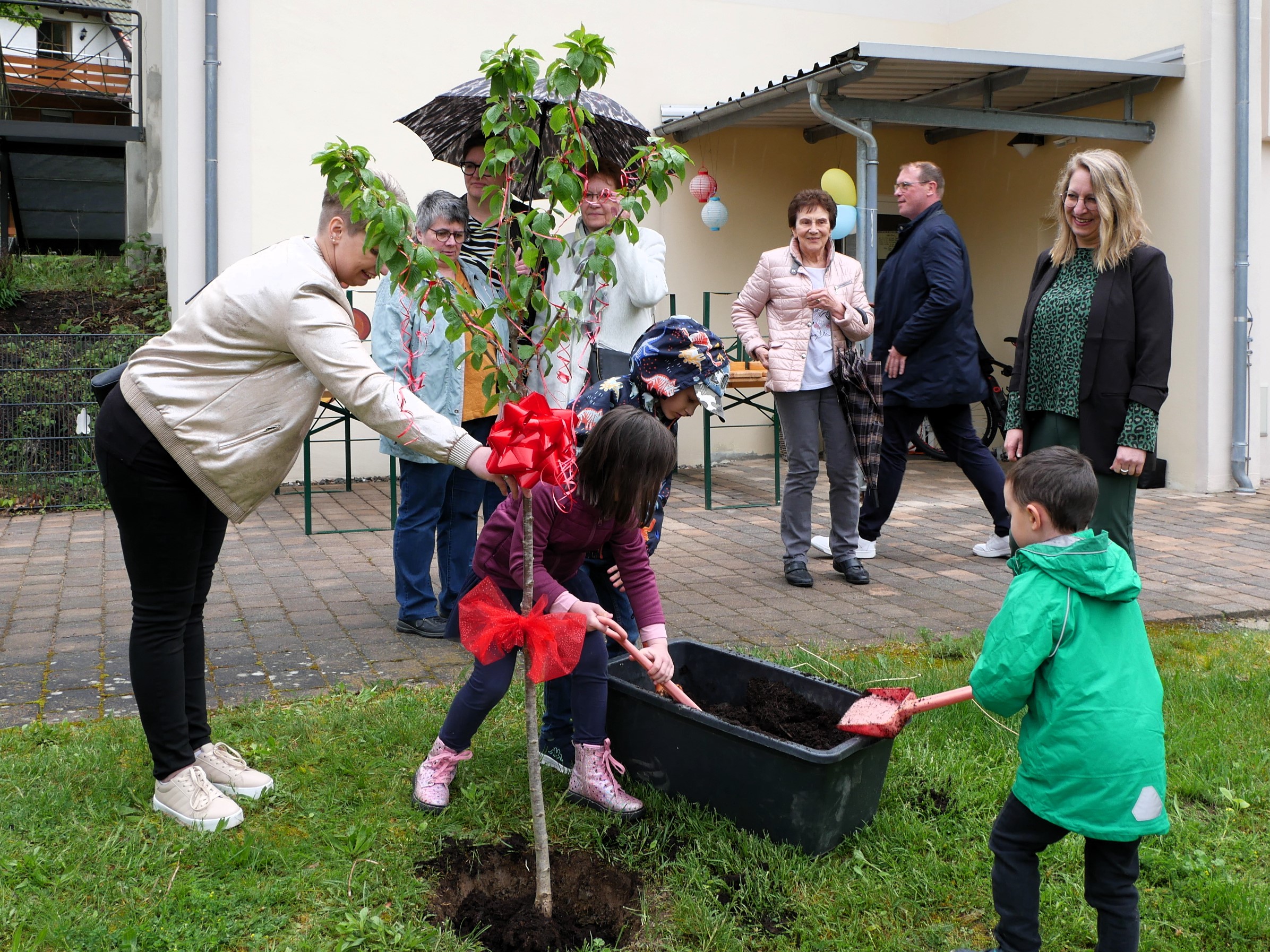 Eifrig bei der Sache waren die Kinder beim Pflanzen des Erinnerungsbaumes, den die katholischen Gremien geschenkt haben.