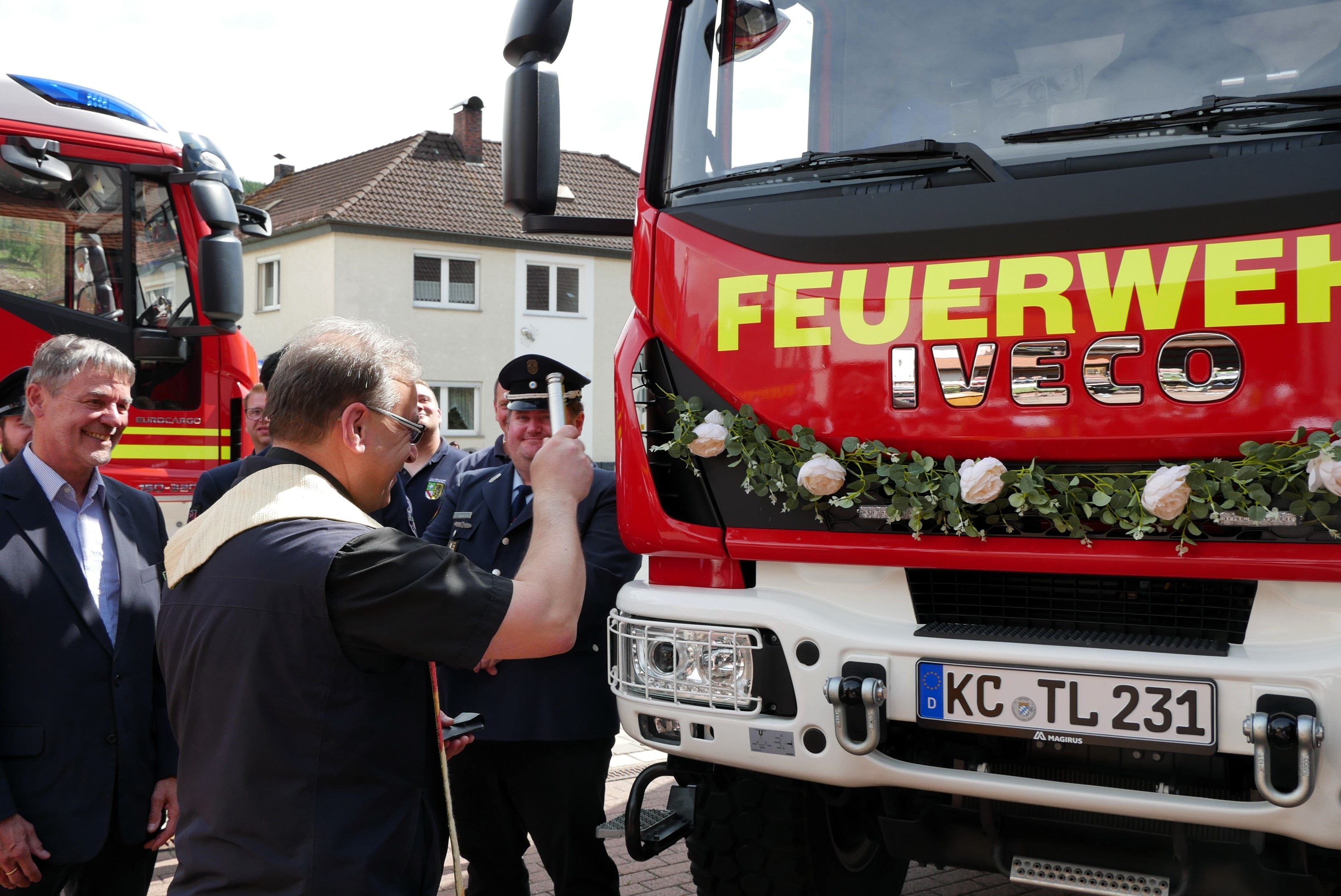 Pfarrer Richard Reis segnet das neue Fahrzeug TLF 4000 der Freiwilligen Feuerwehr Steinwiesen und stellt es unter den Schutz des allmächtigen Gottes.