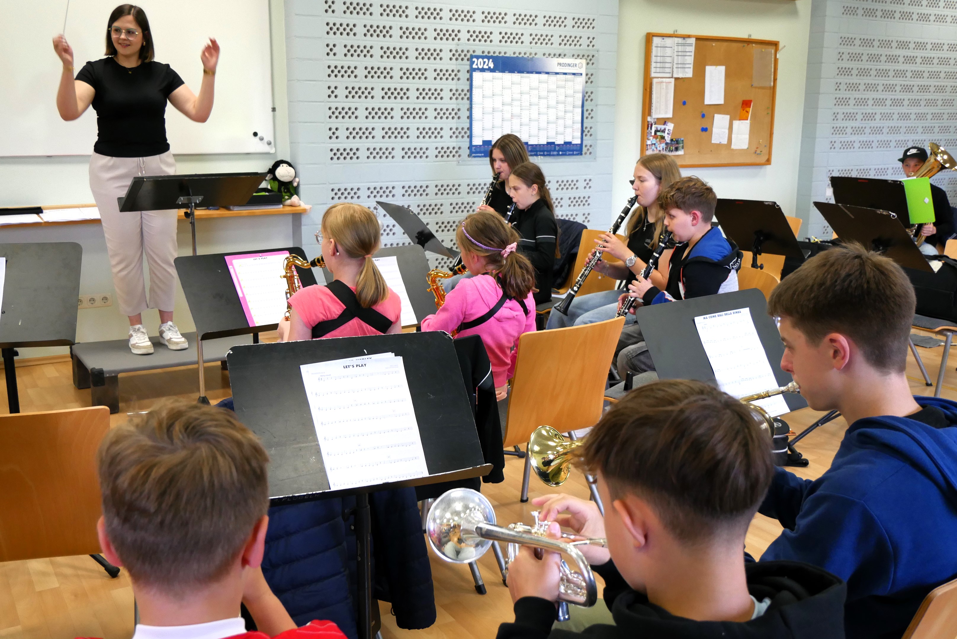 Unter der Leitung von Paula Smettane (Dirigentin) üben die Kinder und Jugendlichen aus sechs Musikvereinen gemeinsam. (Fotos: S. Deuerling)