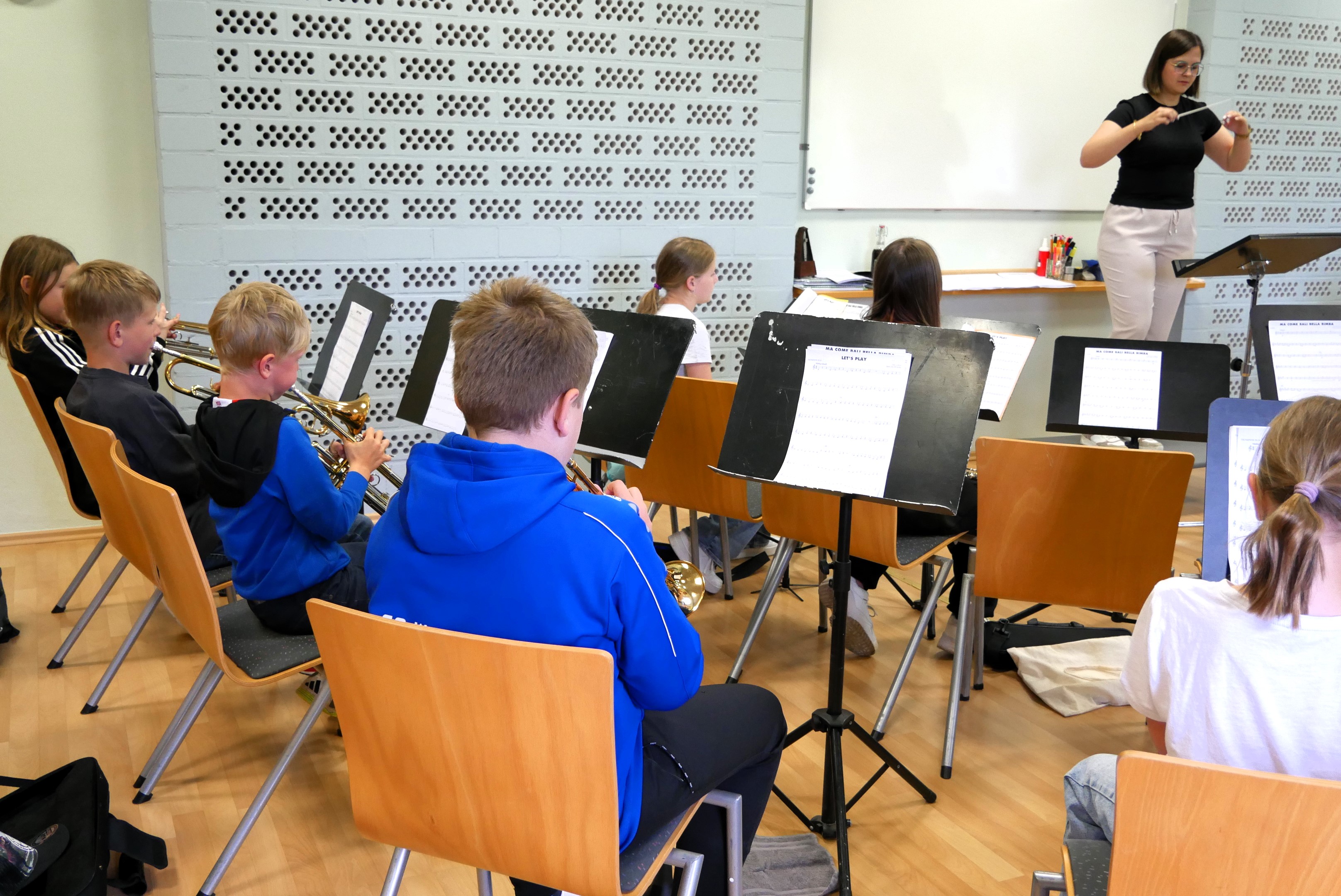 Unter der Leitung von Paula Smettane (Dirigentin) üben die Kinder und Jugendlichen aus sechs Musikvereinen gemeinsam. (Fotos: S. Deuerling) (1)