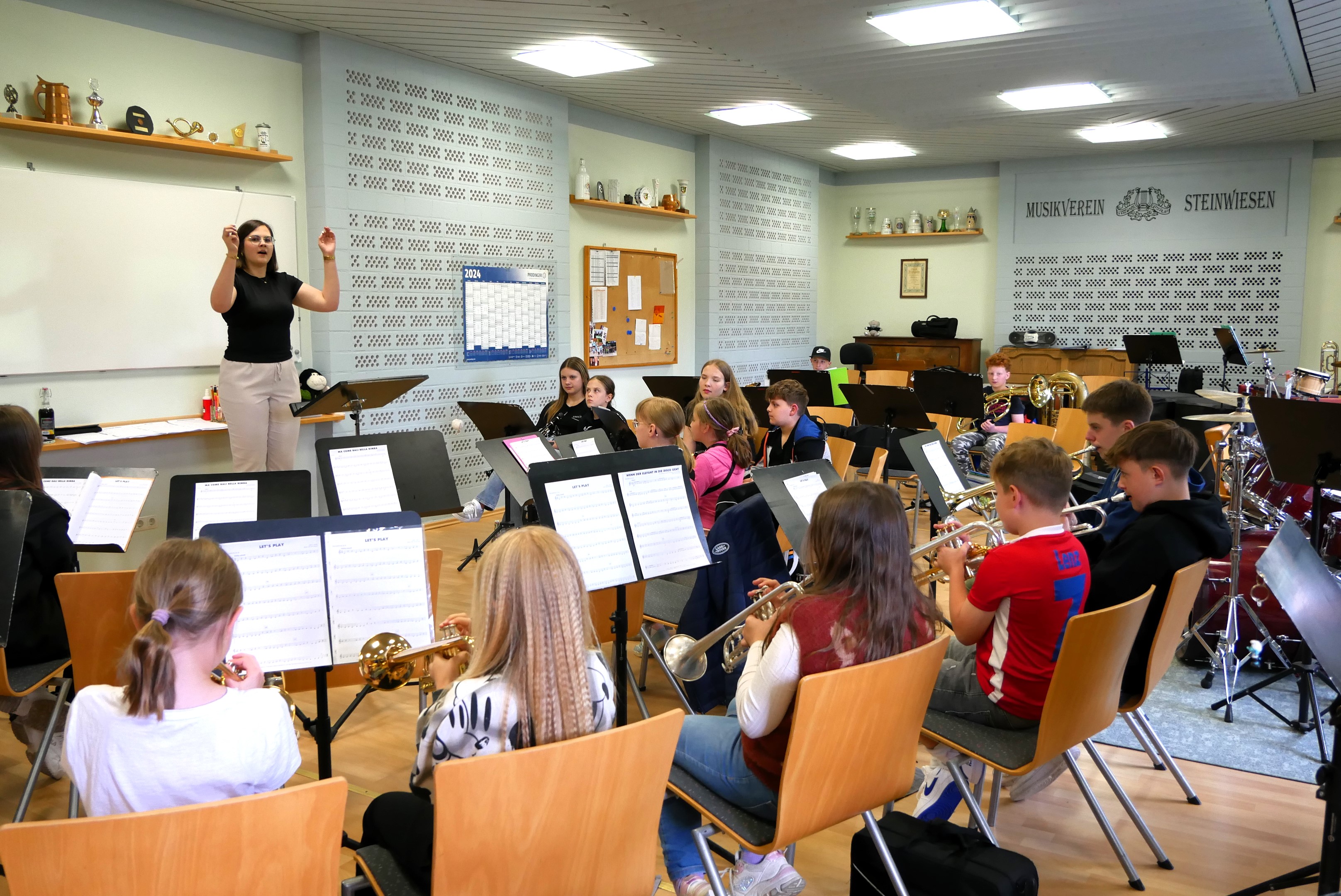 Unter der Leitung von Paula Smettane (Dirigentin) üben die Kinder und Jugendlichen aus sechs Musikvereinen gemeinsam. (Fotos: S. Deuerling) (2)