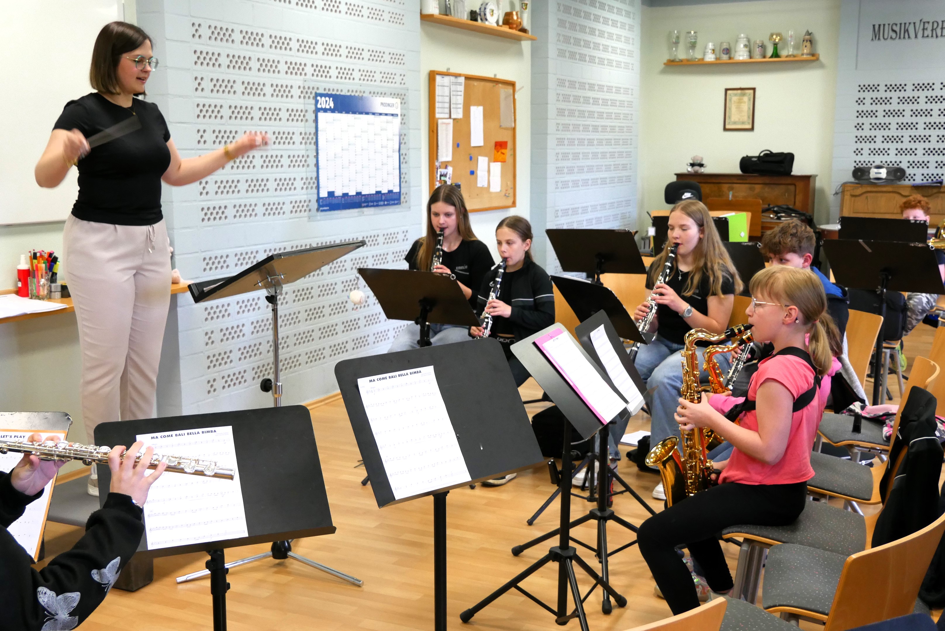 Unter der Leitung von Paula Smettane (Dirigentin) üben die Kinder und Jugendlichen aus sechs Musikvereinen gemeinsam. (Fotos: S. Deuerling) (3)