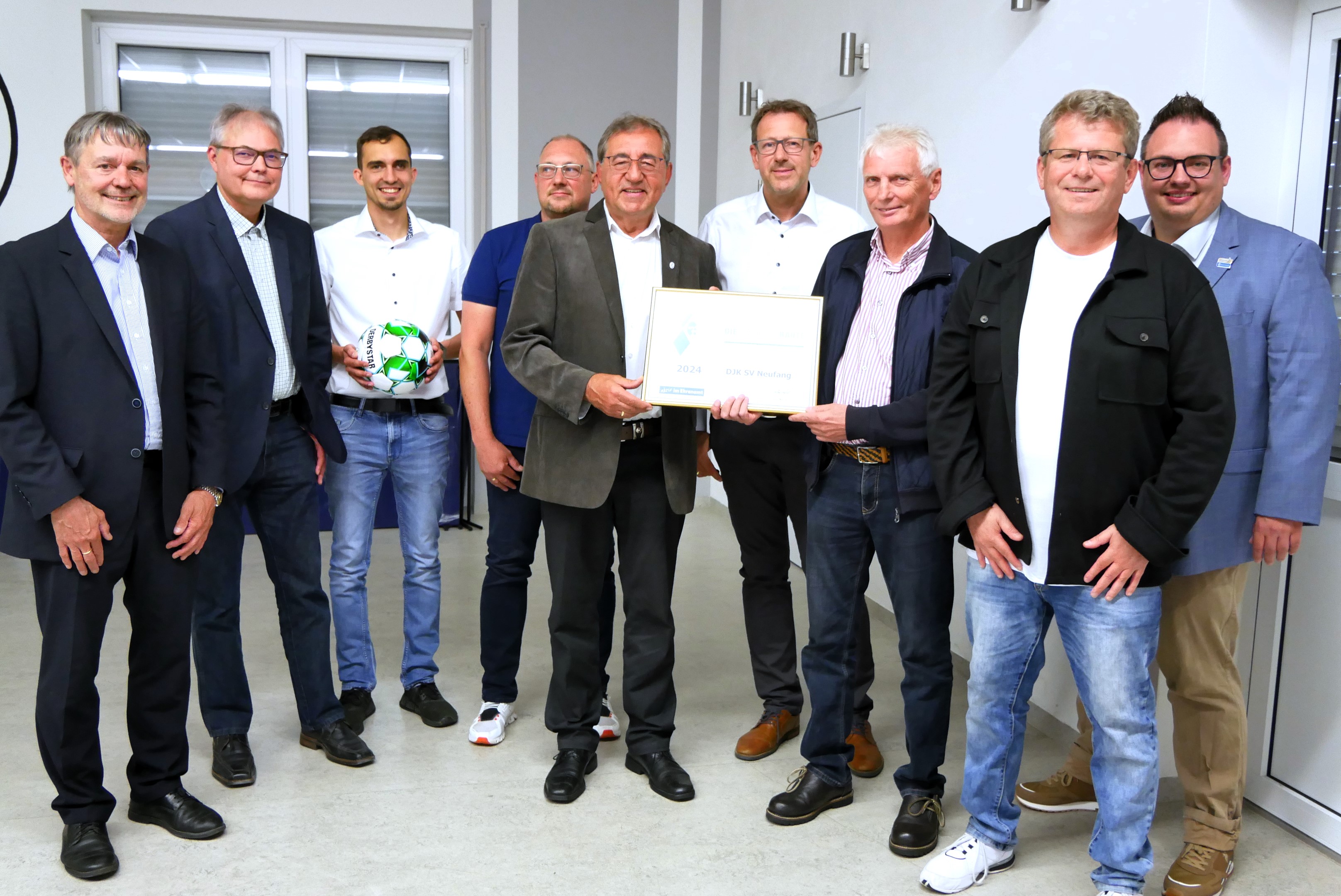 Die stolze Vorstandschaft des DJK/SV Neufang: Von links Bgm. Gerhard Wunder, Thomas Unger, Bastian Hader (DJK/SV), Marco Wich (DJK/SV), Ewald Rehm, Bernd Haderlein (DJK/SV), Michael Deuerling, Ulrich Pochmann (BFV) und Andreas Vogler.