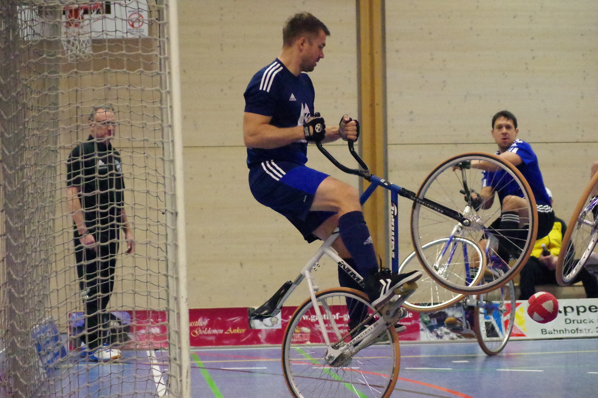 Seine ausgezeichneten Torsteherqualitäten muss am Samstag der auf dem Bild mit dem Rad hochsteigende Steinwiesener Radballer Sebastian Rehmet in einem Sechserfeld bei den Spielen um den Aufstieg in die 2. Bundesliga einmal mehr an den Tag legen.