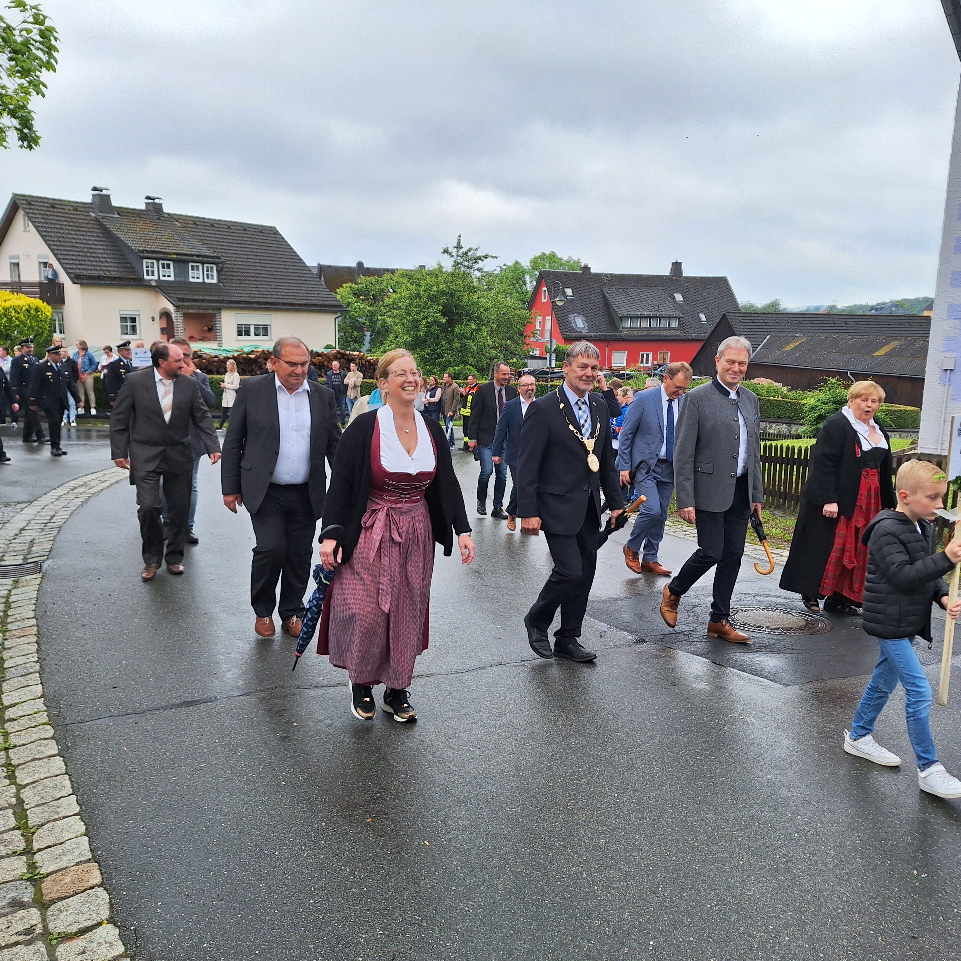 Landrat Klaus Löffler und Bürgermeister Gerhard Wunder mit seinen Gemeinderäten nahmen ebenfalls am Umzug teil.