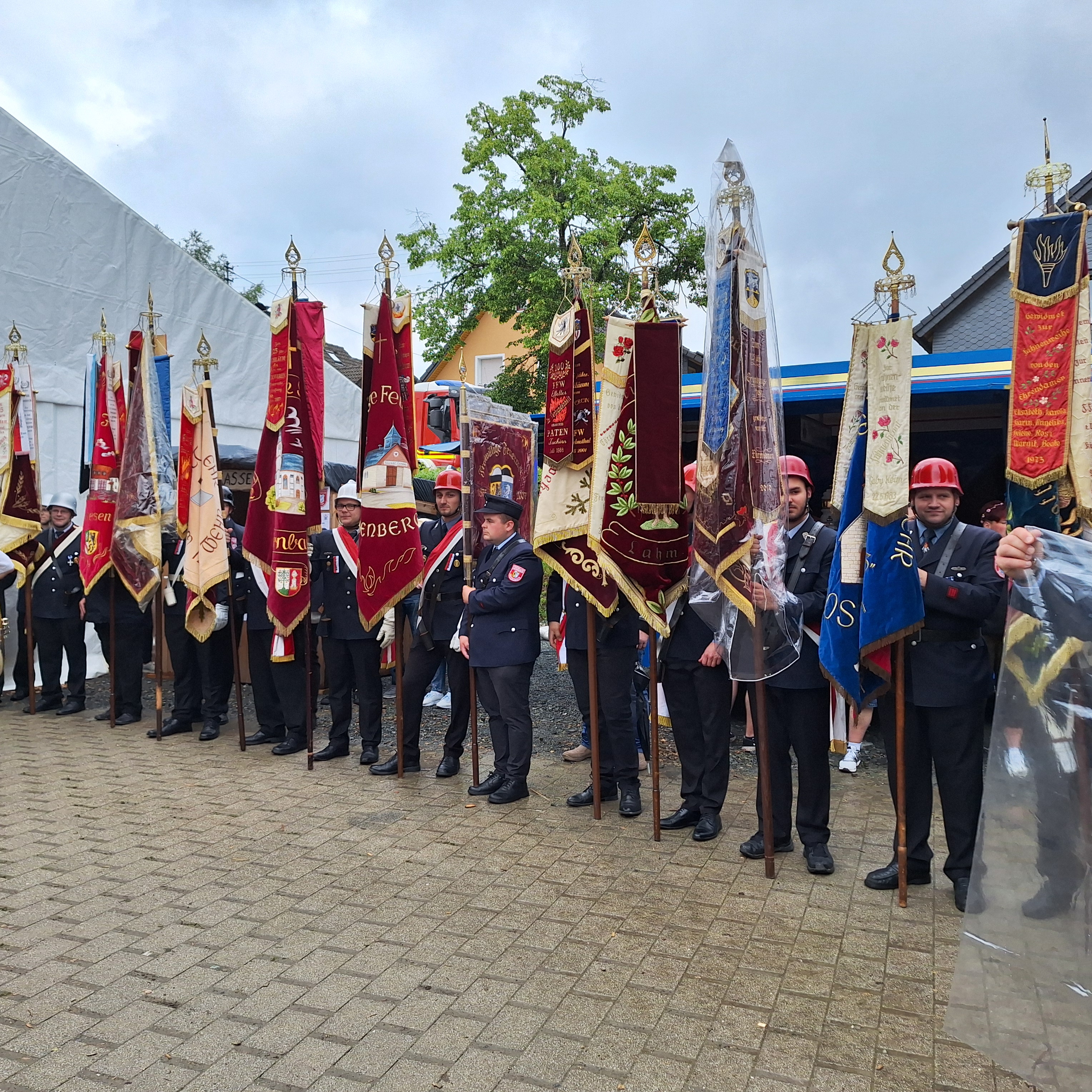 Die Fähnriche bildeten Spalier vor dem Einzug ins Festzelt.