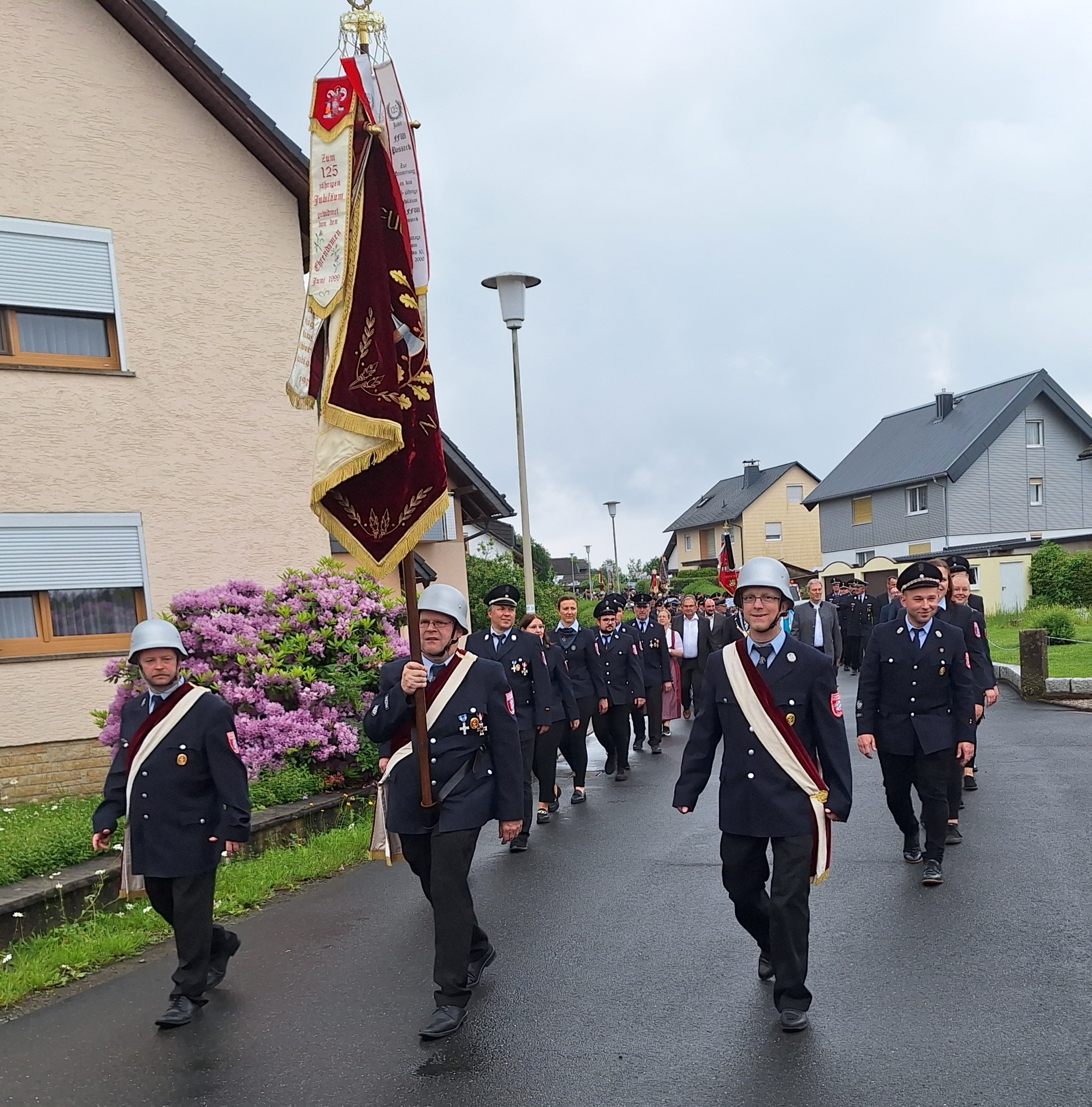 Die Nurner Jubiläumswehr mit Fähnrich Alexander Greser.