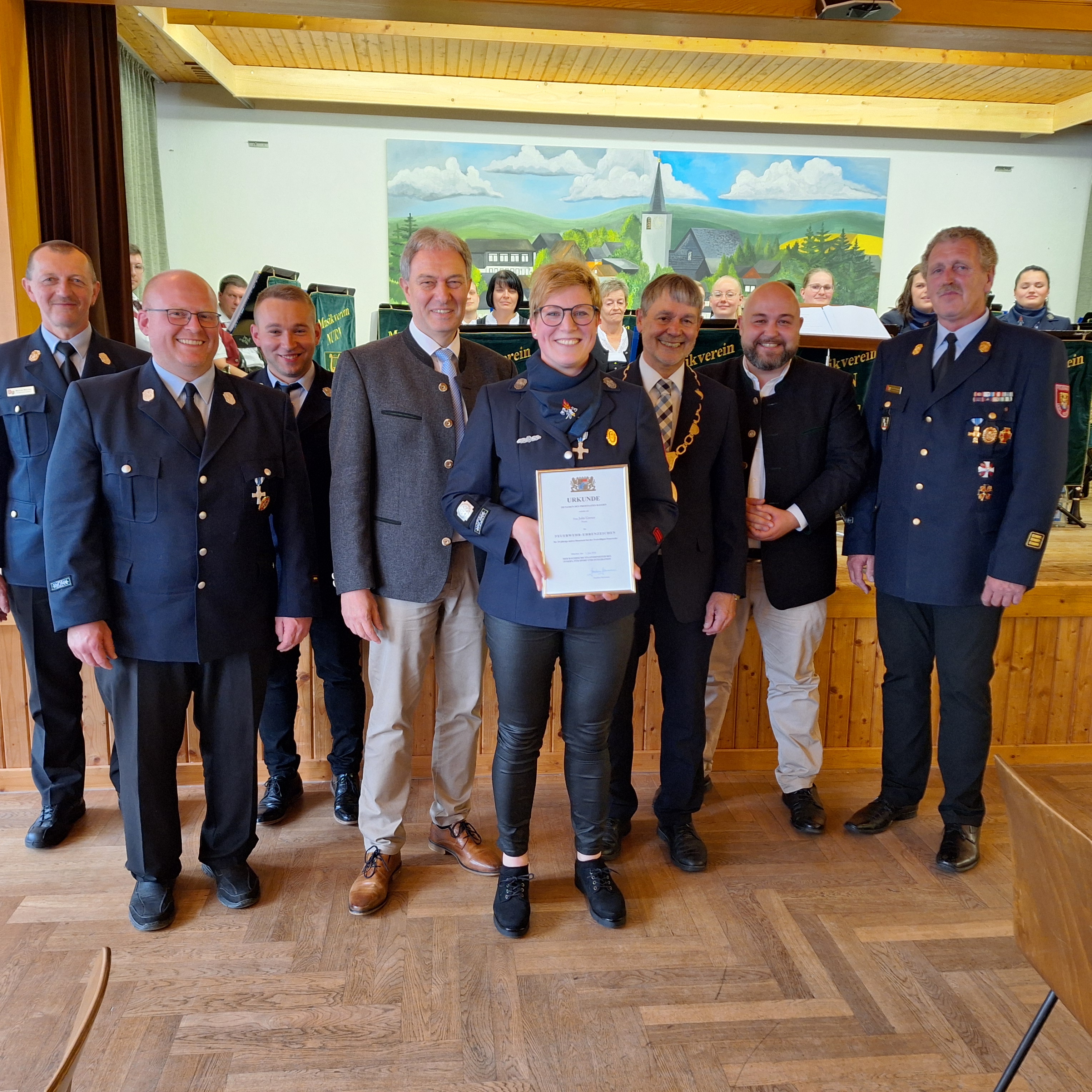 Julia Greser wurde mit dem staatlichen Ehrenzeichen in Silber der Bayerischen Staatsregierung für 25 Jahre aktiven Feuerwehrdienst ausgezeichnet.