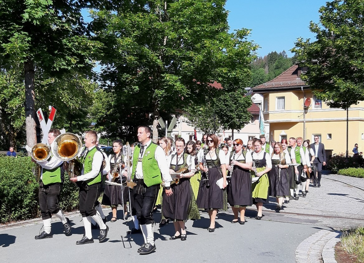 Der Musikverein Steinwiesen führt auch in diesem Jahr die Kirchenparade an.