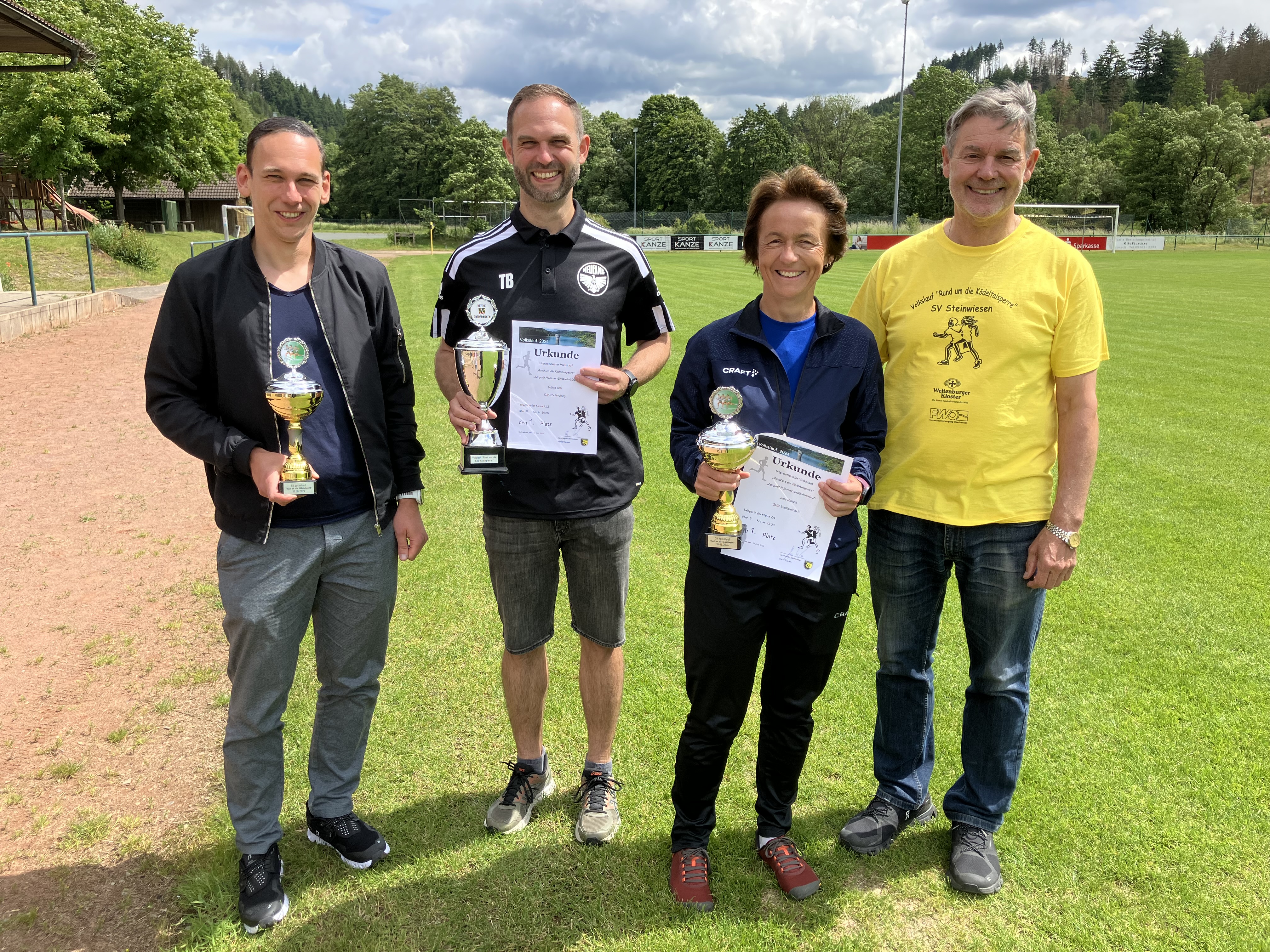 ie Schnellsten des Hauptlaufes v.l. Zweitschnellster Daniel Stadelmann (FC Wallenfels), Schnellster Tobias Bätz (DJK SV Neufang),  schnellste Frau Jutta Kratzel (SGB Stadtsteinach),  Bgm