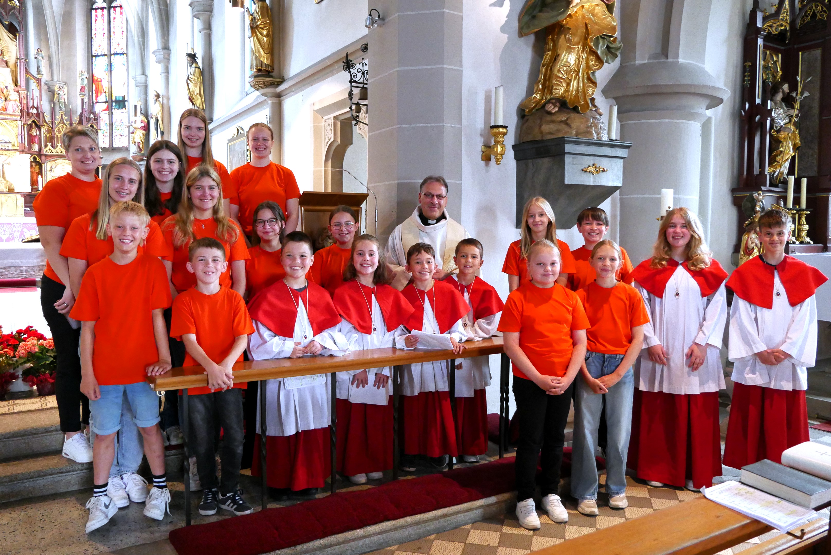 Die Ministranten der Pfarrei „St. Marien“ Steinwiesen mit Pfarrer Richard Reis und Mini-Betreuerin Ramona Beierlorzer (oben links). In der Mitte die vier Neuen (v.li.) Ben Hümmer, Jana Klinger, Felix Müller und Paul Sonntag