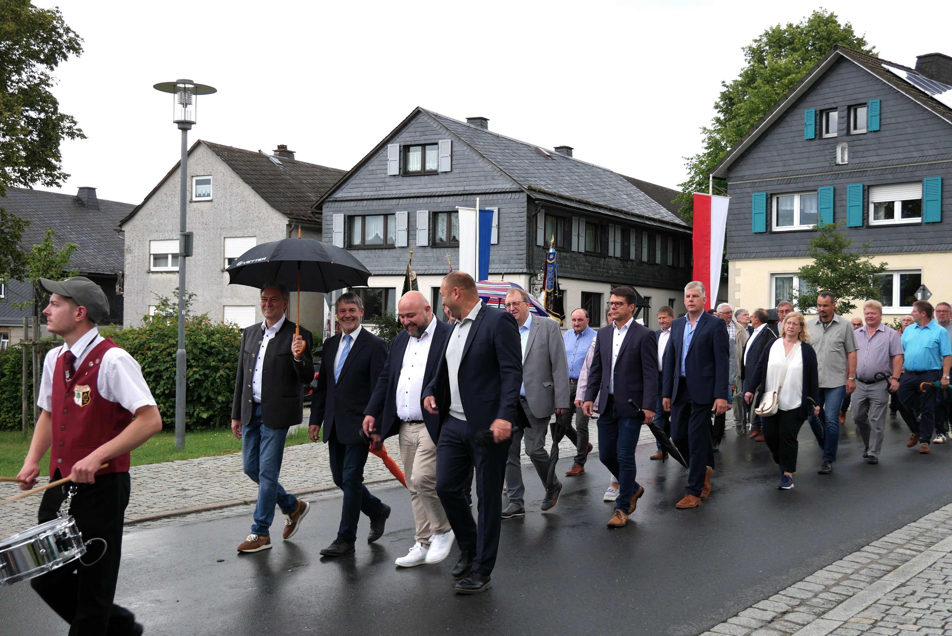 Landrat Klaus Löffler, Bürgermeister Gerhard Wunder, Jonas Geissler MdB und Jürgen Baumgärtner MdL (v.li) beim Festzug durch Birnbaum