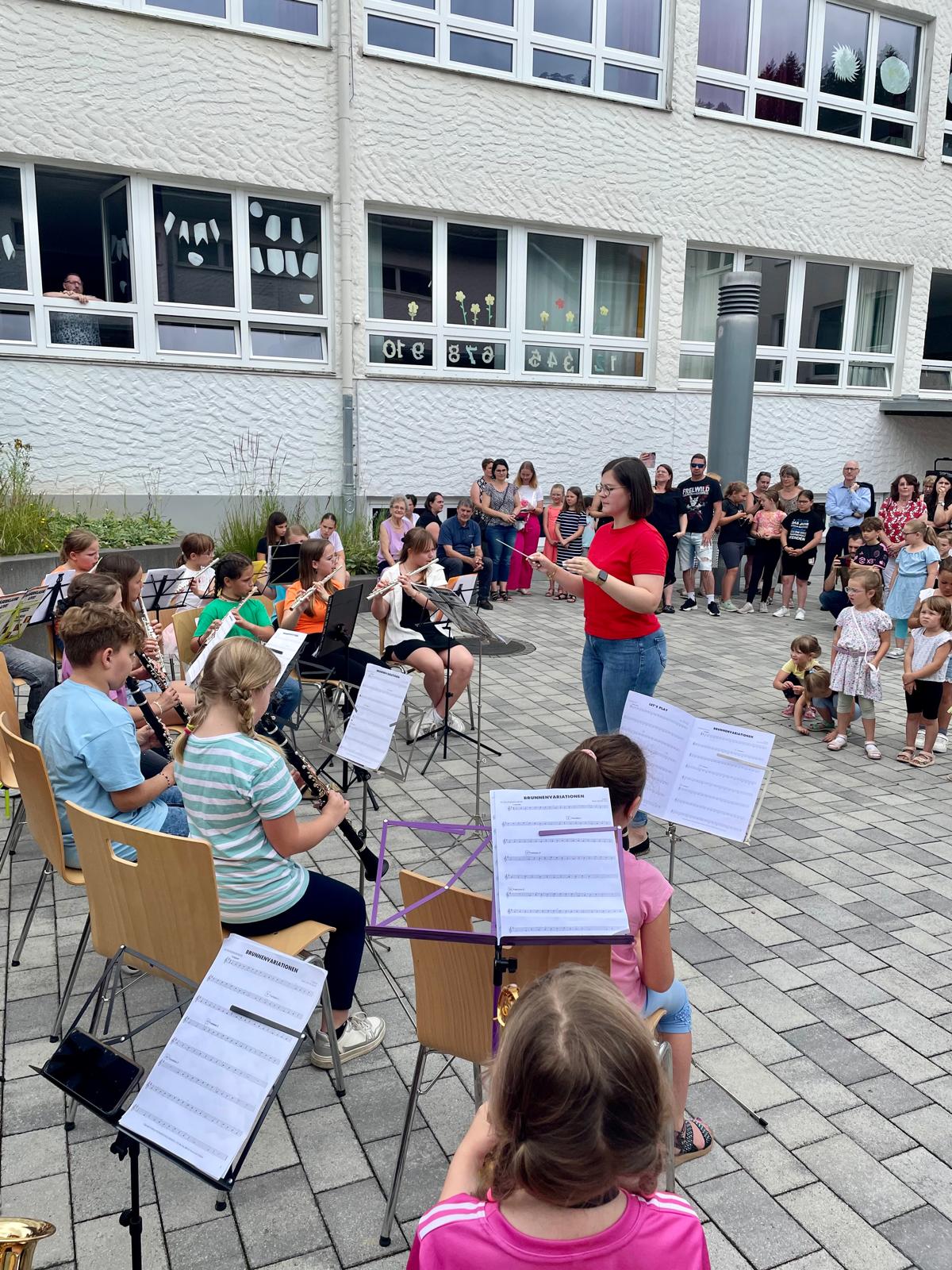 Sound Fusion und die Bläserklasse unter Leitung von Paula Smettane eröffnete das Schulfest der Grundschule Steinwiesen  (Bilder: S. Deuerling)