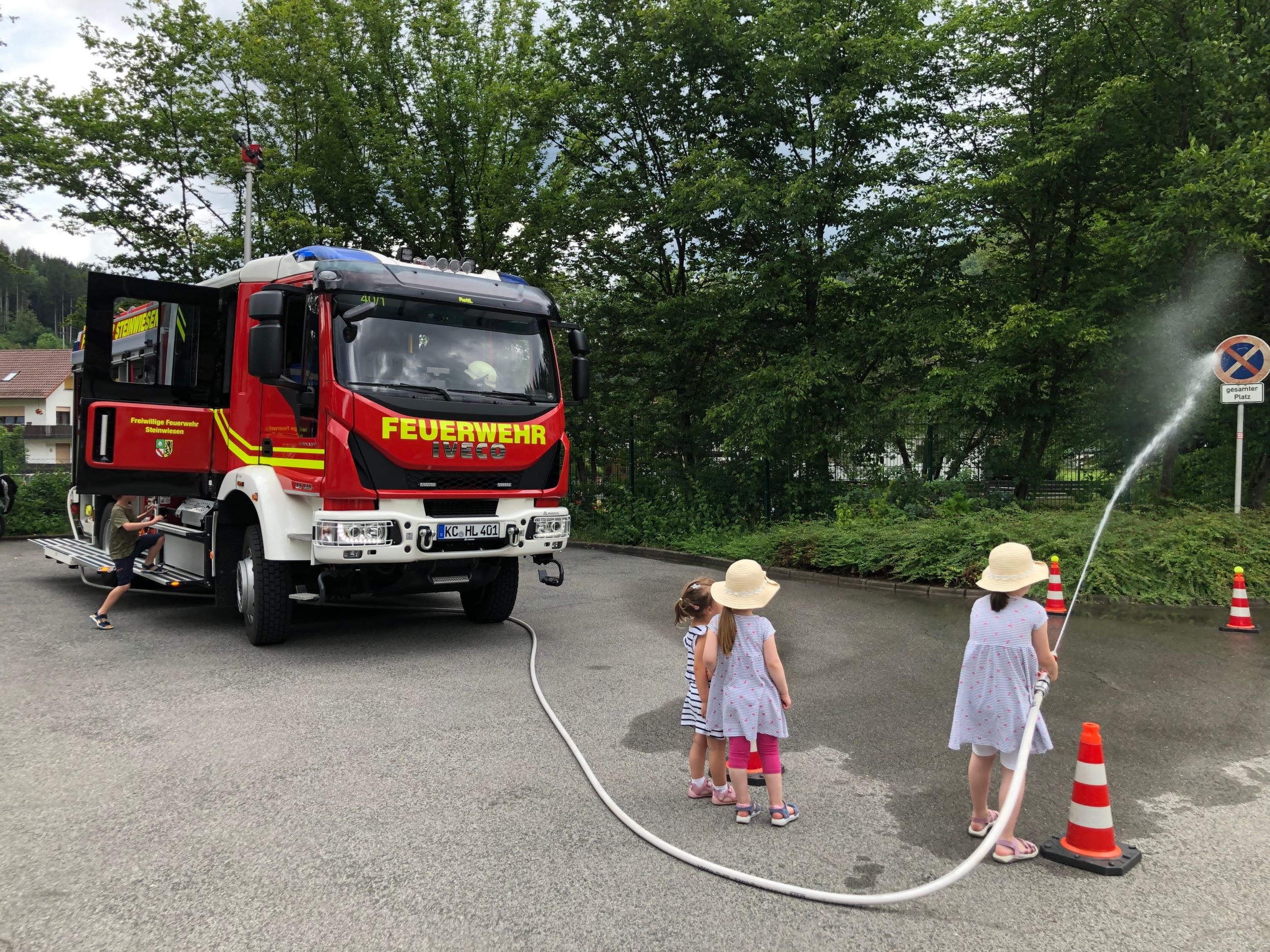 Eine willkommene Abkühlung war die Spritze der Feuerwehr Steinwiesen.