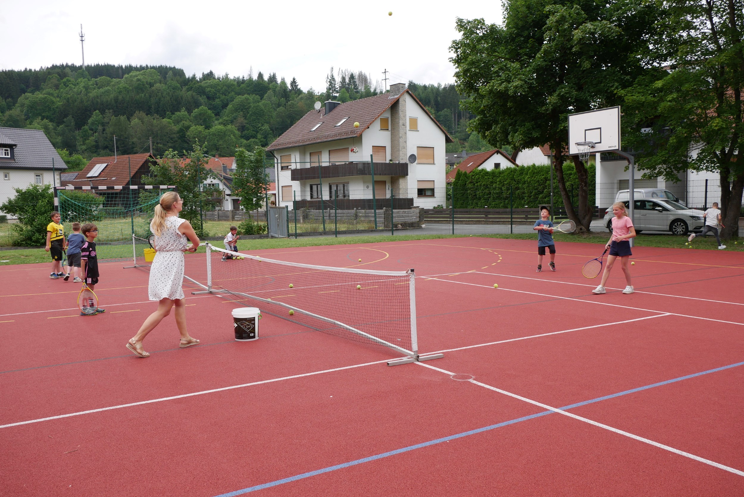 Die Tennisbälle flogen über das Netz.