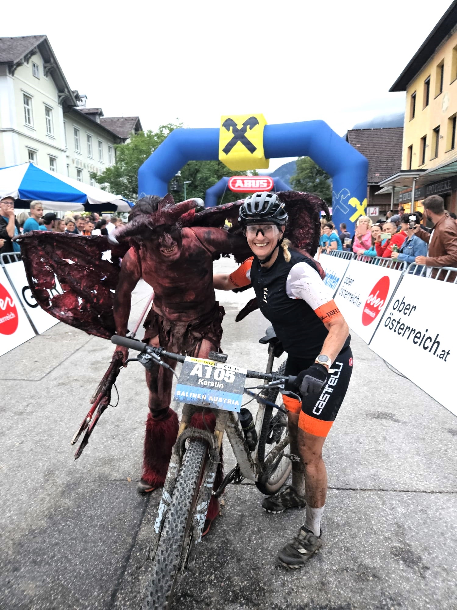 Bei der Zieleinfahrt erwartete Kerstin schon der Teufel, das Markenzeichen der Trophy.