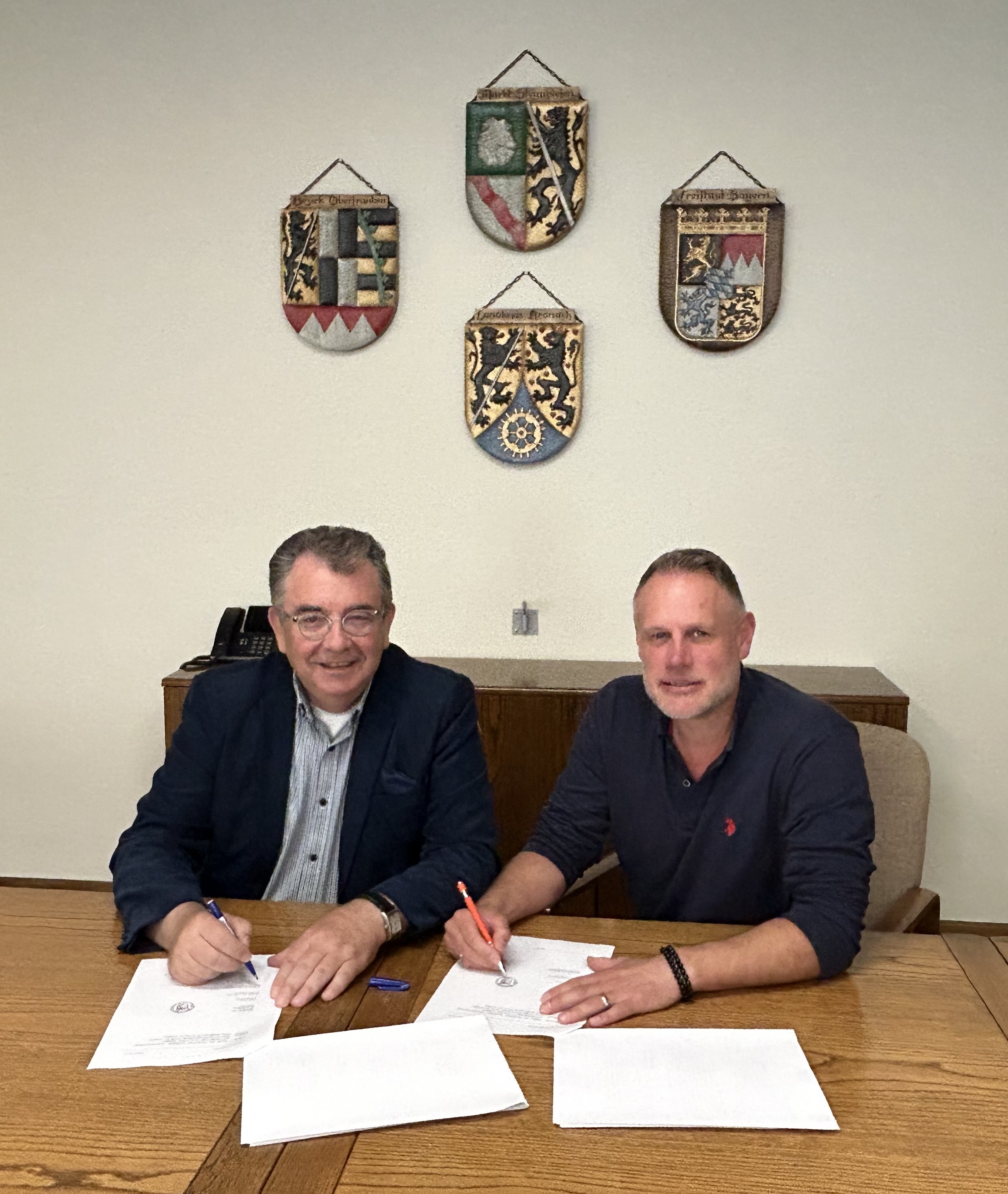 Geschäftsführer der Bayerischen Mobilfunk GmbH Alois Scherer und 2. BGM Frank Hauck bei der Unterzeichnung des Konzessionsvertrages für den Bau des Mobilfunkmastes Birnbaum / Neufang. (Foto: Markt Steinwiesen)