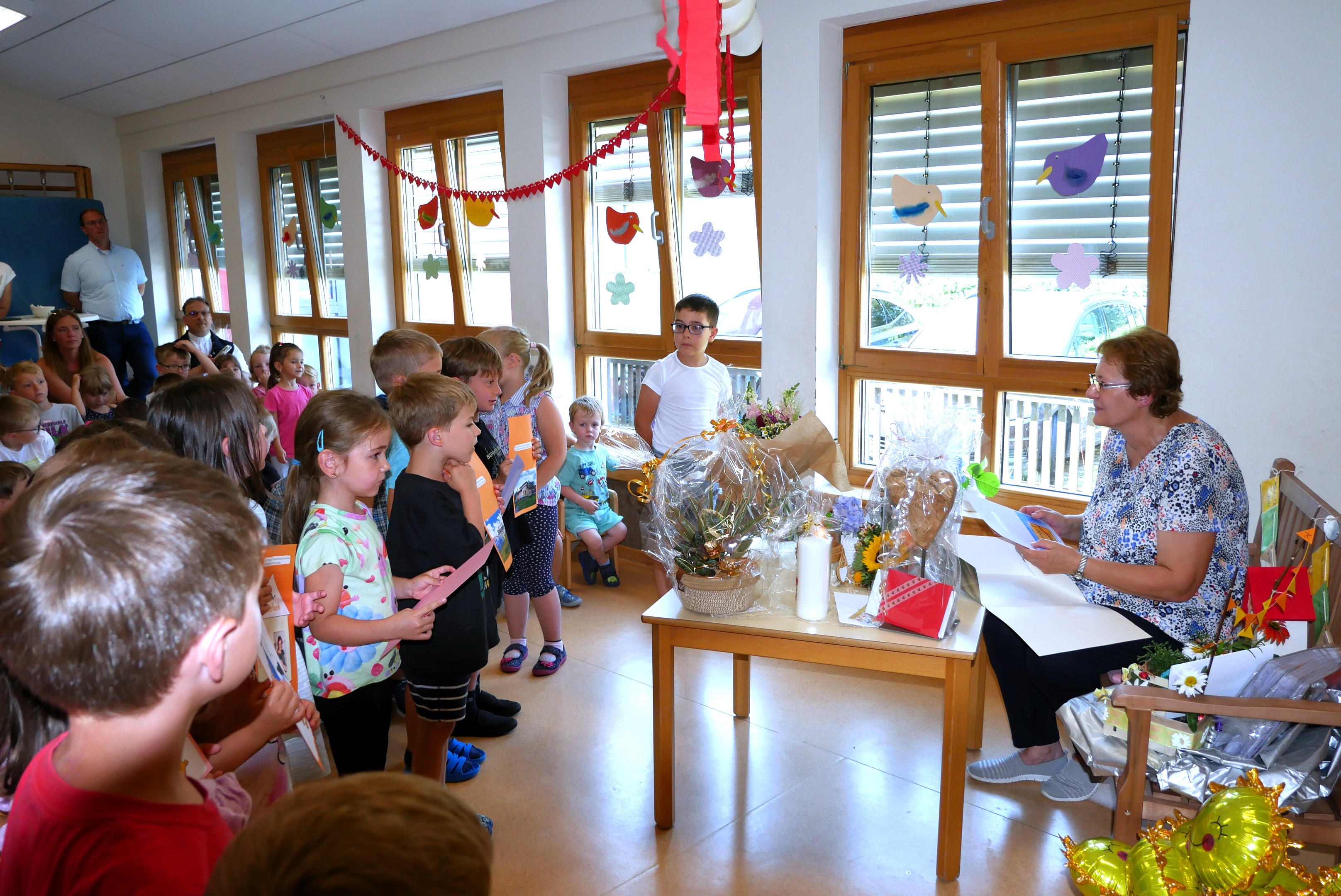 Gedicht in unzähligen Versen – das war das Wirken von Maria Peter in St. Marien. Die Vorschulkinder hatten die Buchseiten dazu.