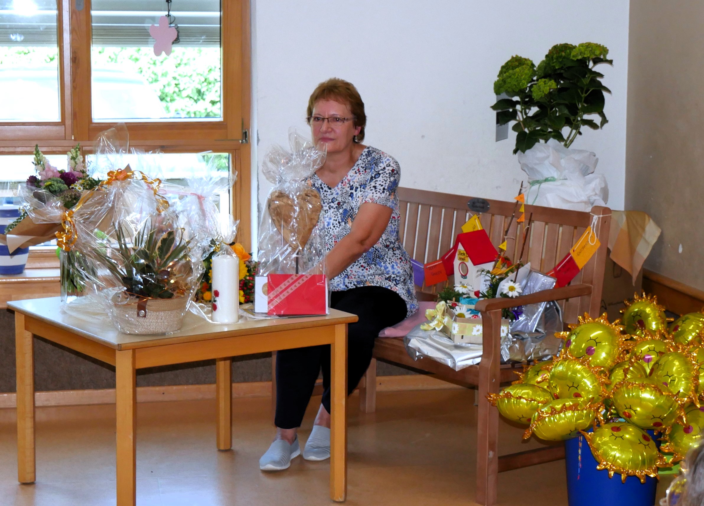 „Ich weiß gar nicht, was ich sagen soll“ – ein klein wenig wehmütig feiert Maria Peter ihren Abschied im Kindergarten St. Marien.