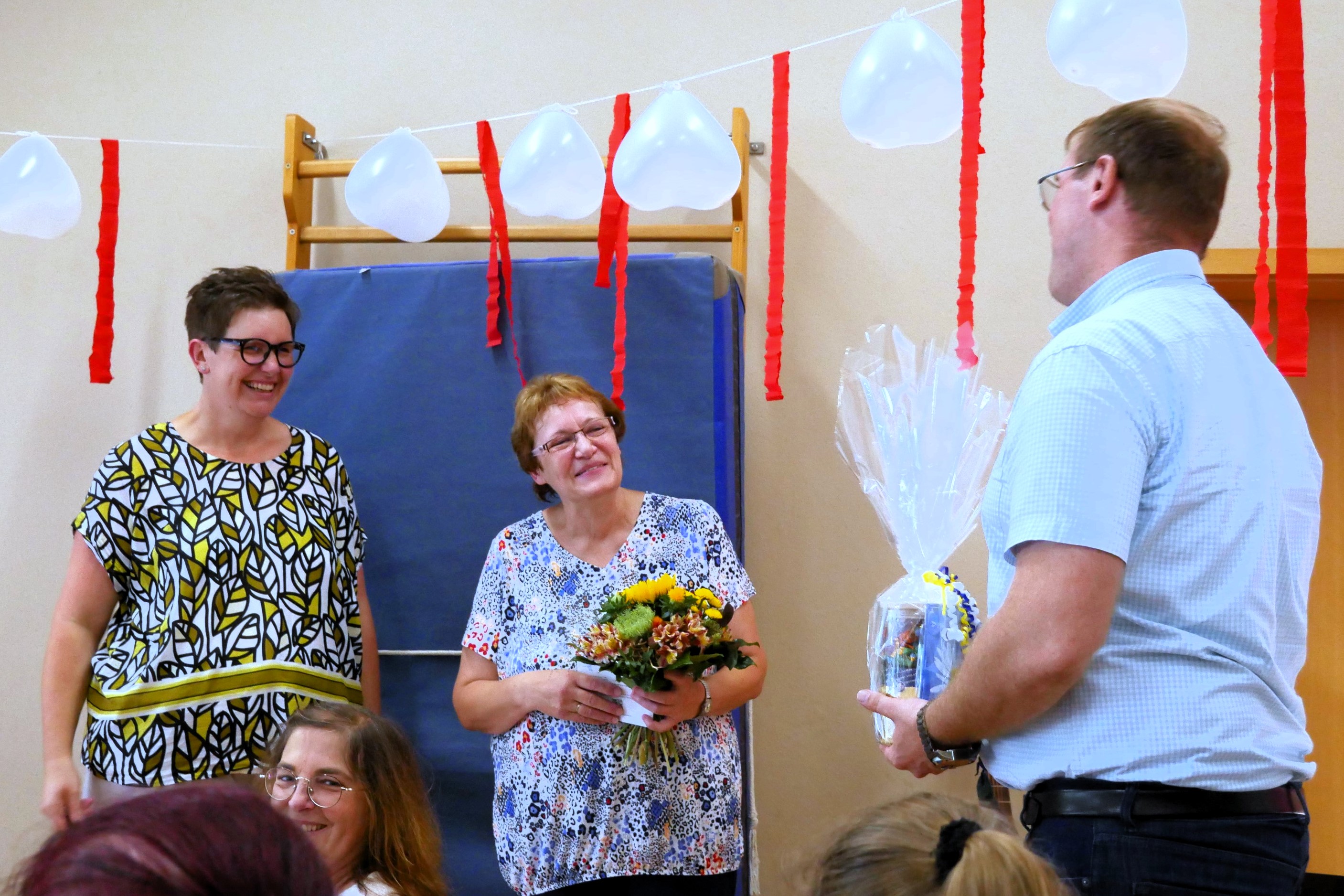 Der Geschäftsführer der Kindergärten, Thomas Pyka, verabschiedet Maria Peter (Mitte). Links die neue Kindergartenleiterin Sandra Schuberth.