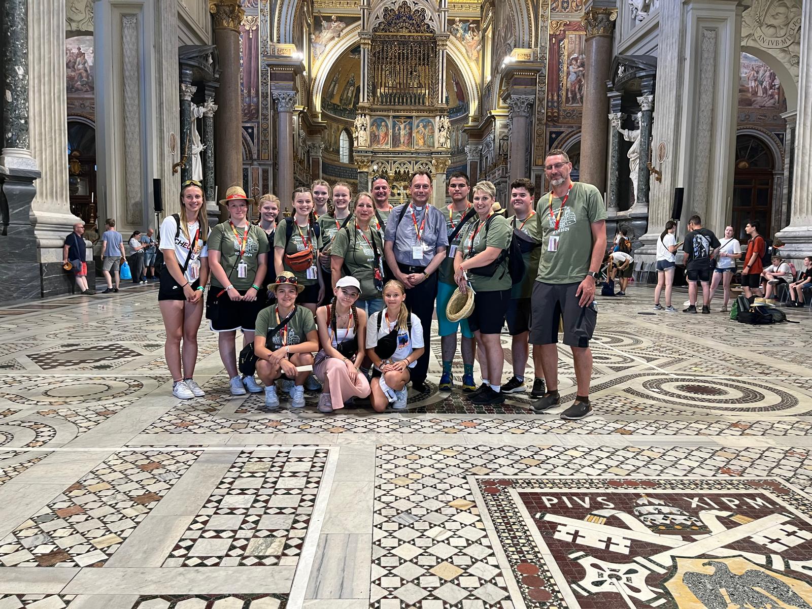 Steinwiesener Minis mit ihren Betreuern im Petersdom.