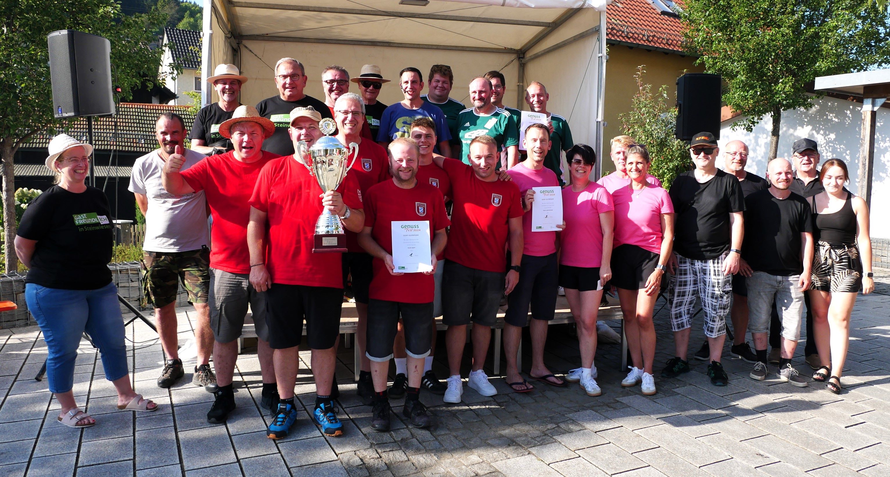 Alle teilnehmenden Mannschaften mit dem Siegerteam aus Nurn (in rot).