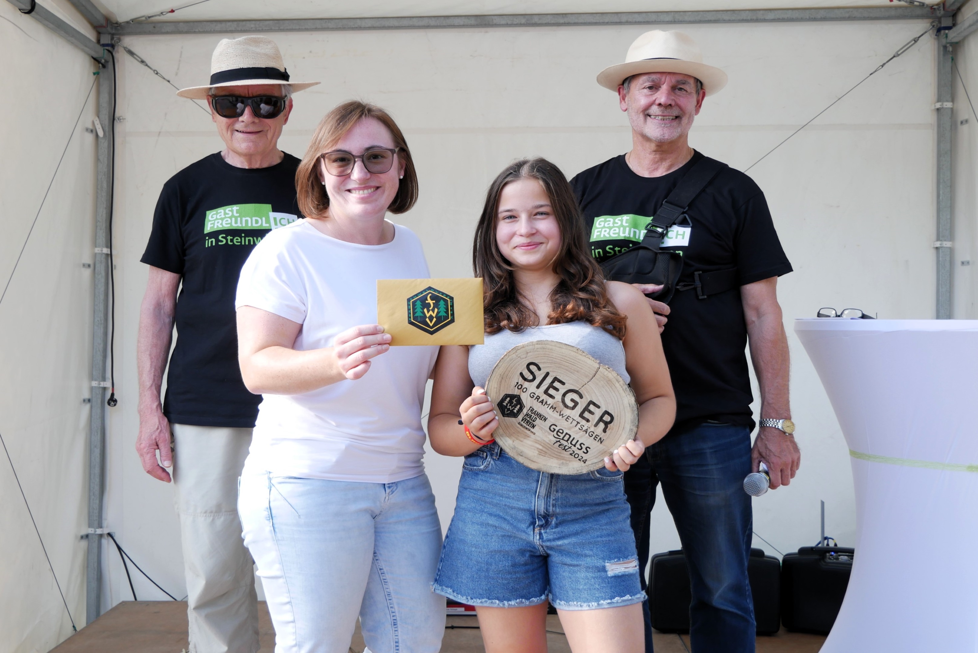 Helene Stöcker (re) wurde Siegerin im 100g Wettsägen, Jessica Deuerling-Feil gratulierte zusammen mit Rainer Kober (li) und Bürgermeister Gerhard Wunder.