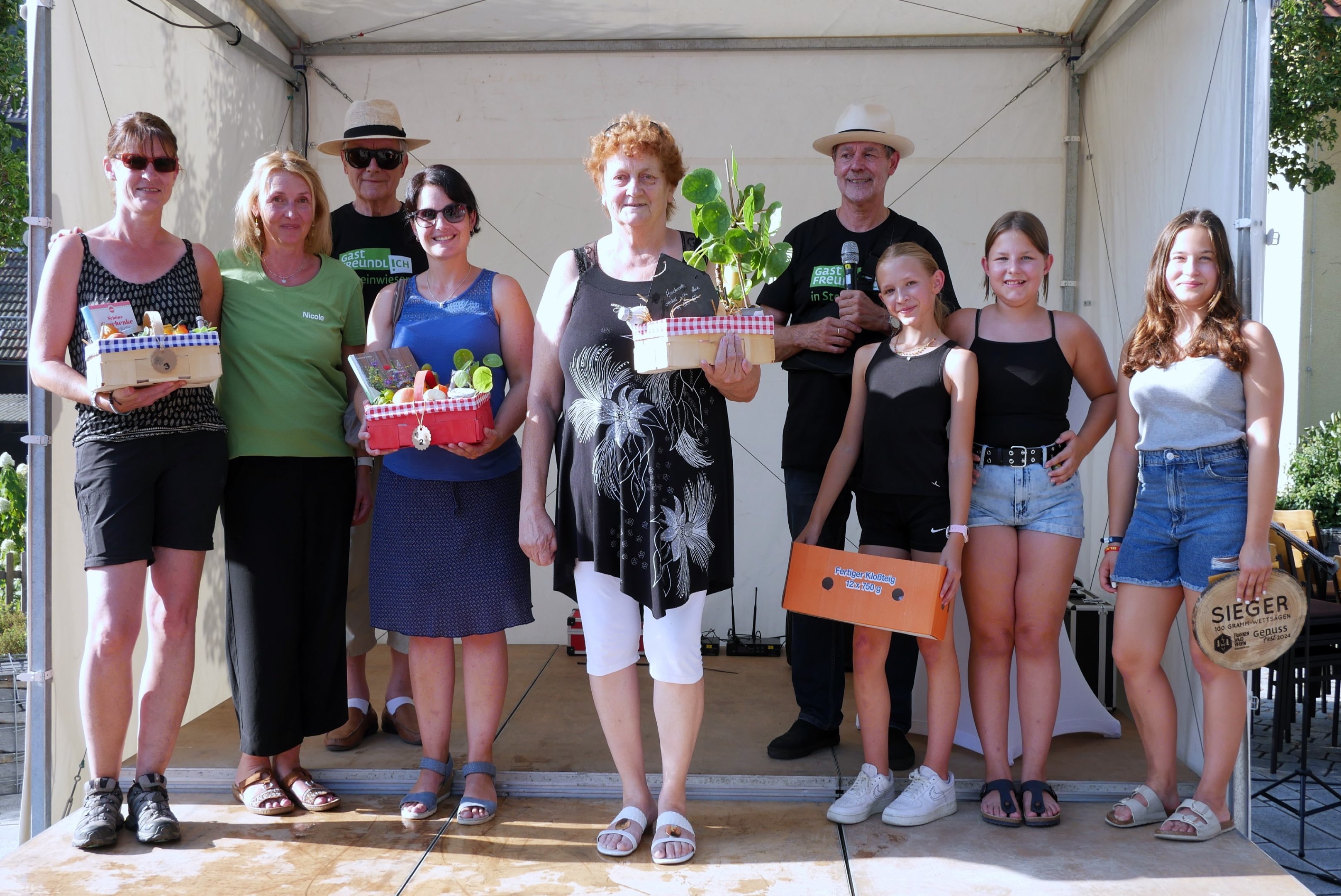 Blumengewinne gab es vom Gartenbauverein, Dagmar Hahn (Mitte) wurde Siegerin, Claudia Klinger (roter Korb) zweite und die Kneipenstürmer (li) dritte.