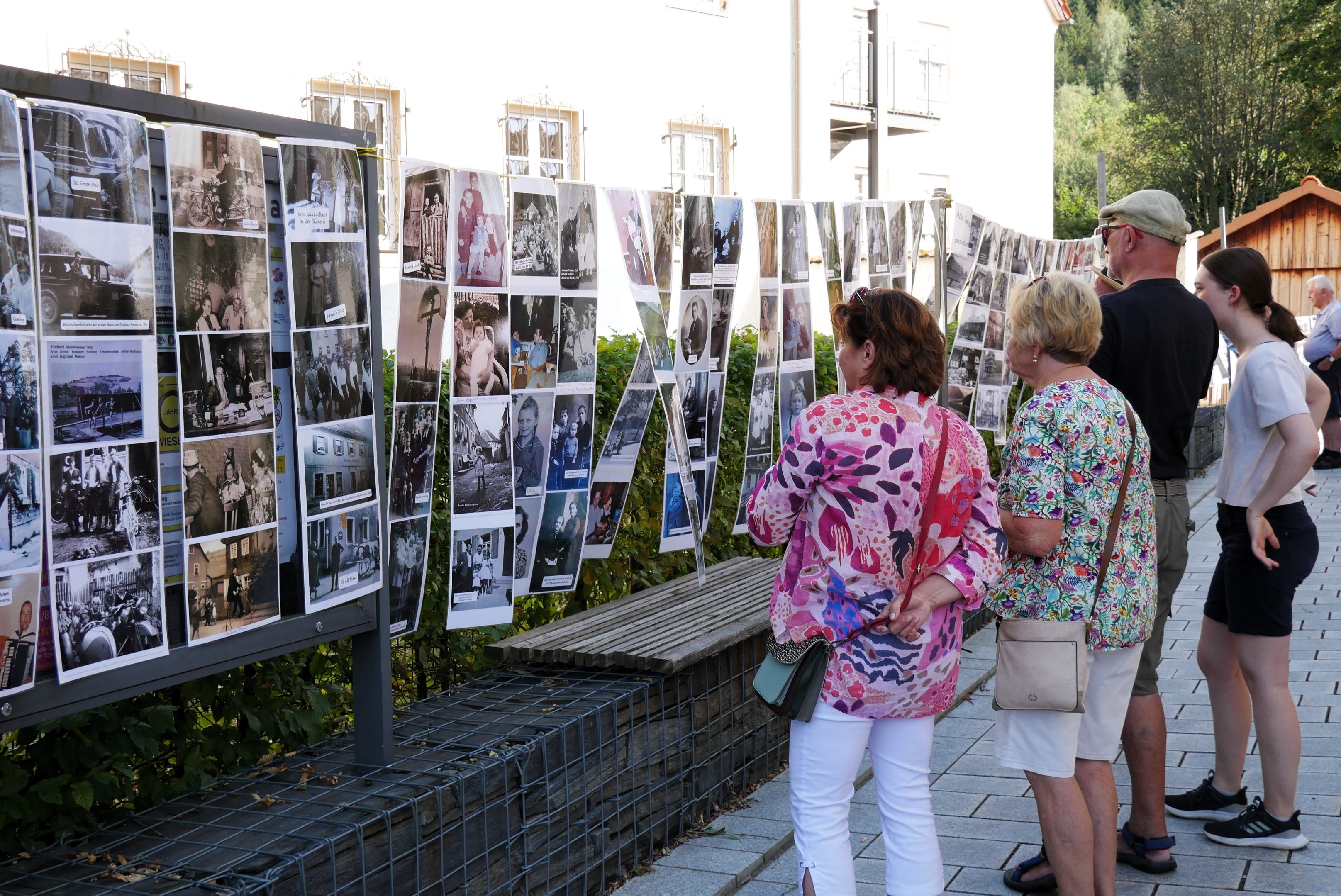 Ein Hingucker – die Fotoausstellung mit alten Bildern.