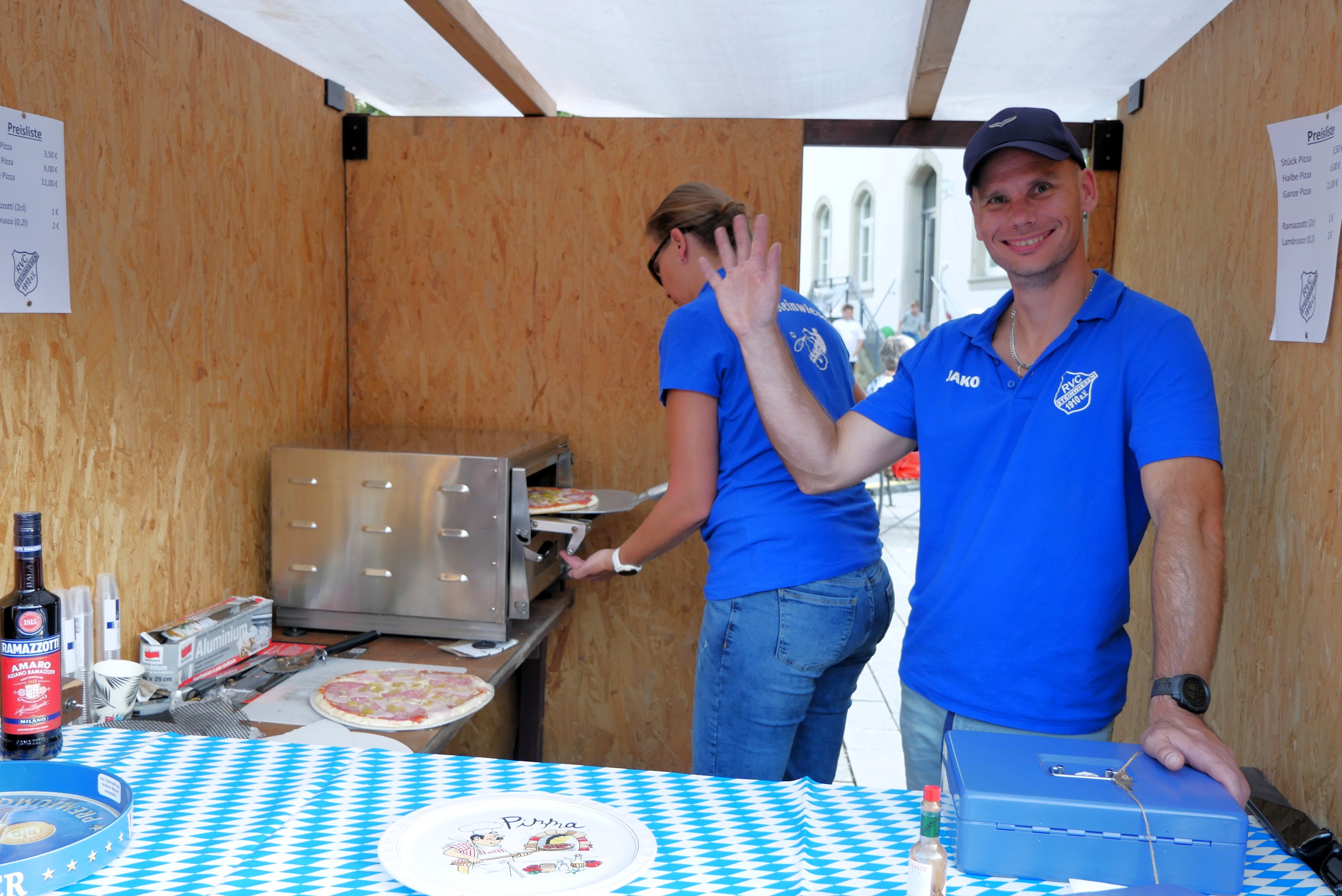 Frische Pizza vom Radsportverein Concordia.