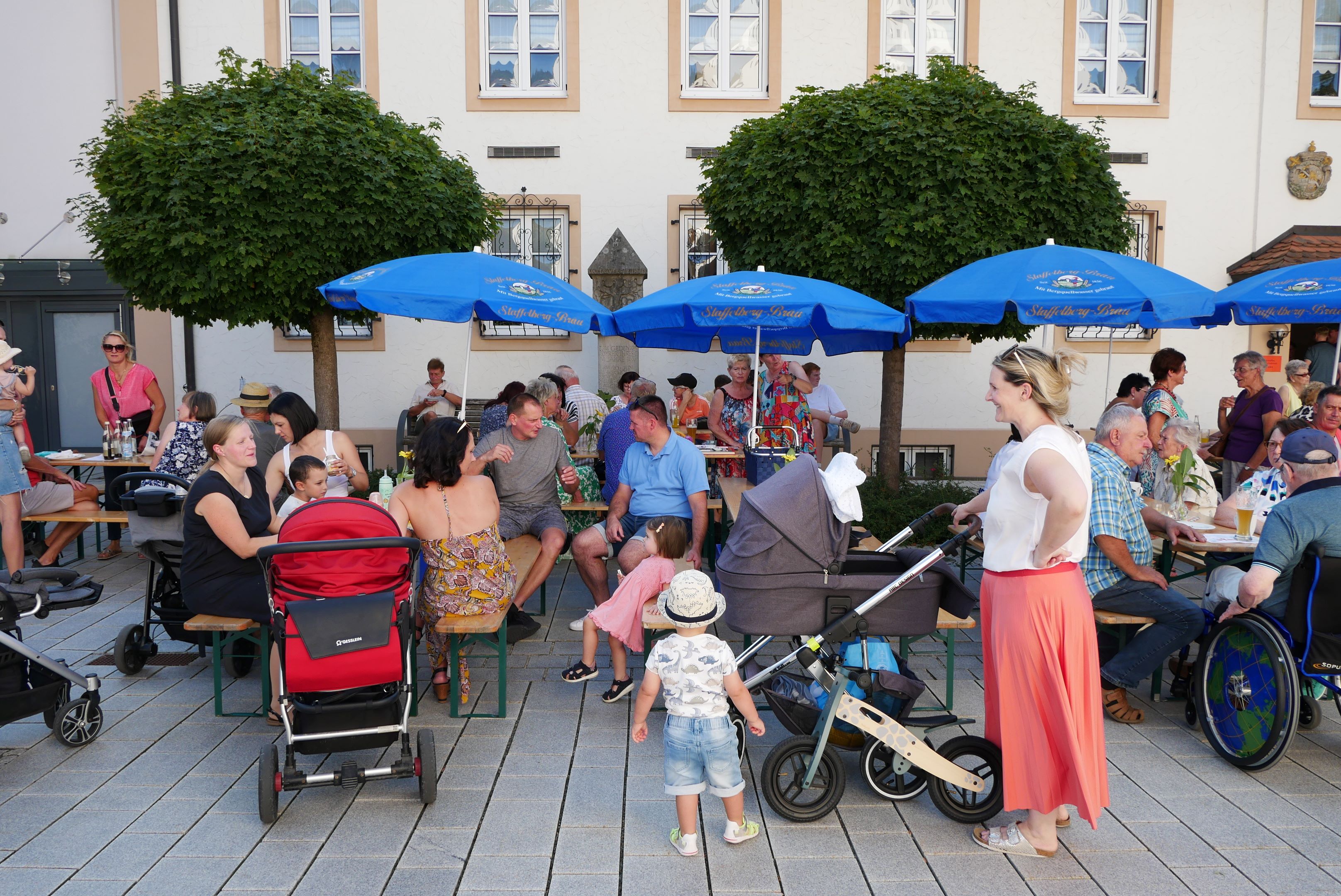 Bei Kaffee und Kuchen war die Stimmung vor dem Pfarrzentrum toll. (1)