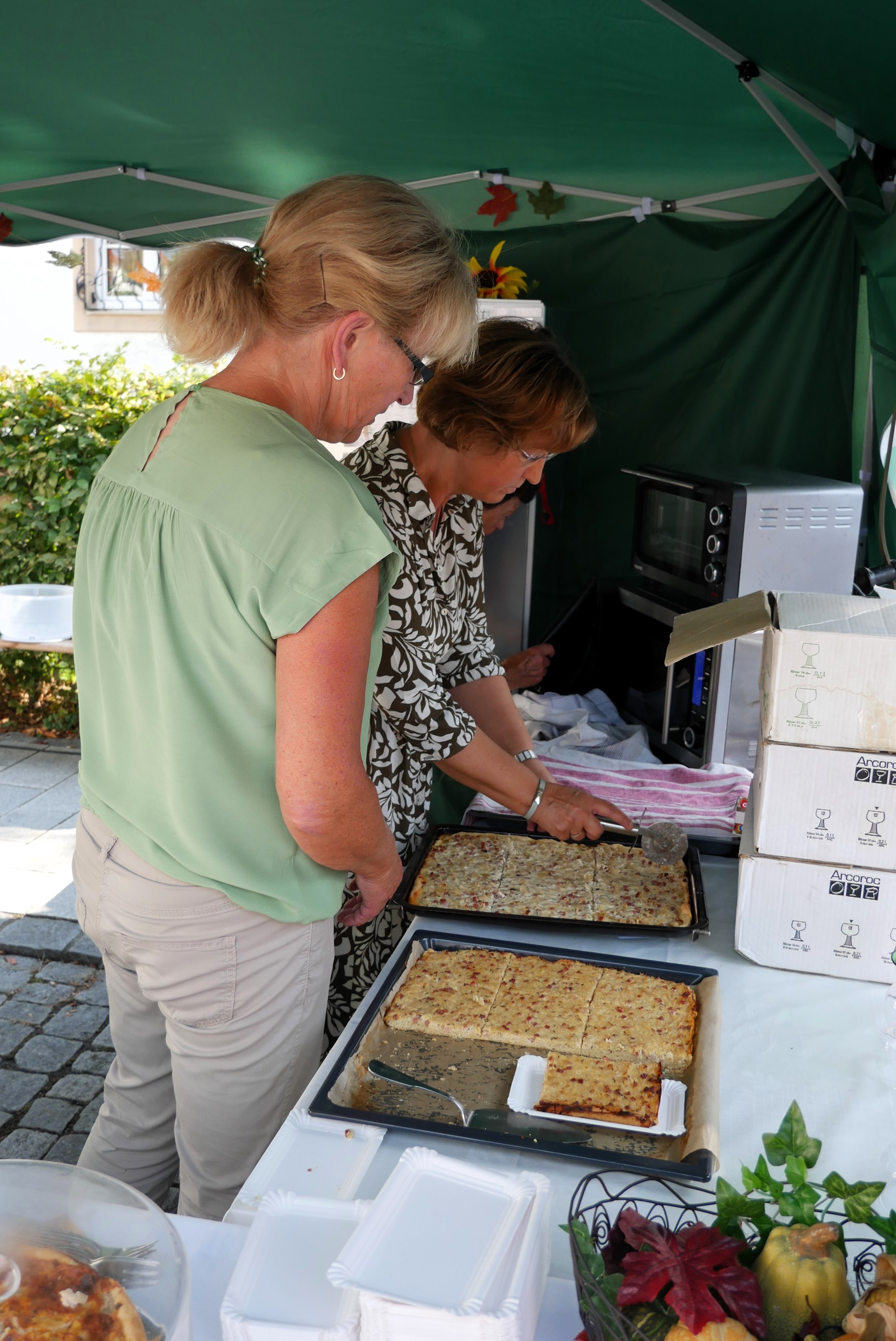 Zwiebelkuchen und Federweiser – der Tennisclub weiß, was die Besucher mögen.