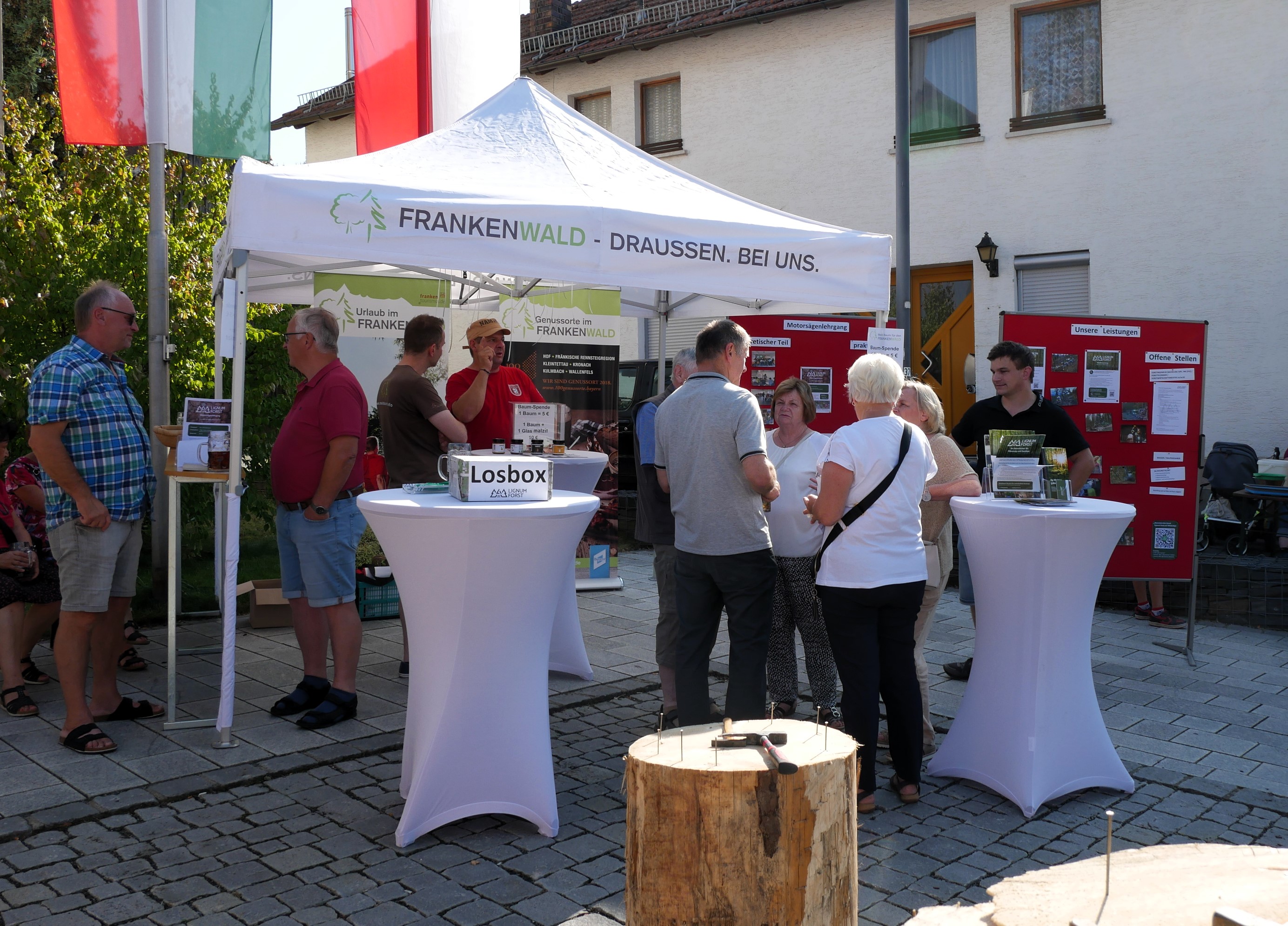 Viele Interessierte am Stand von „Lignum Forst“.