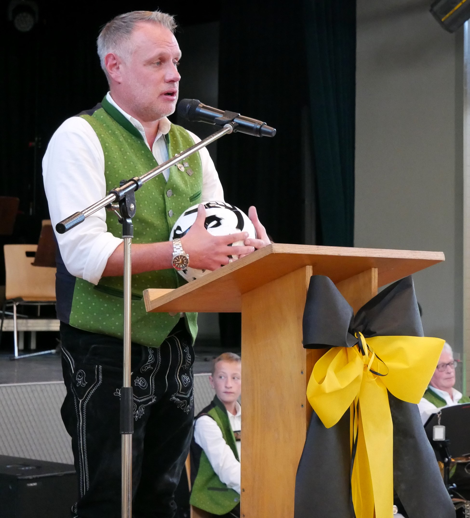 Frank Hauck gratulierte im Namen der örtlichen Vereine.