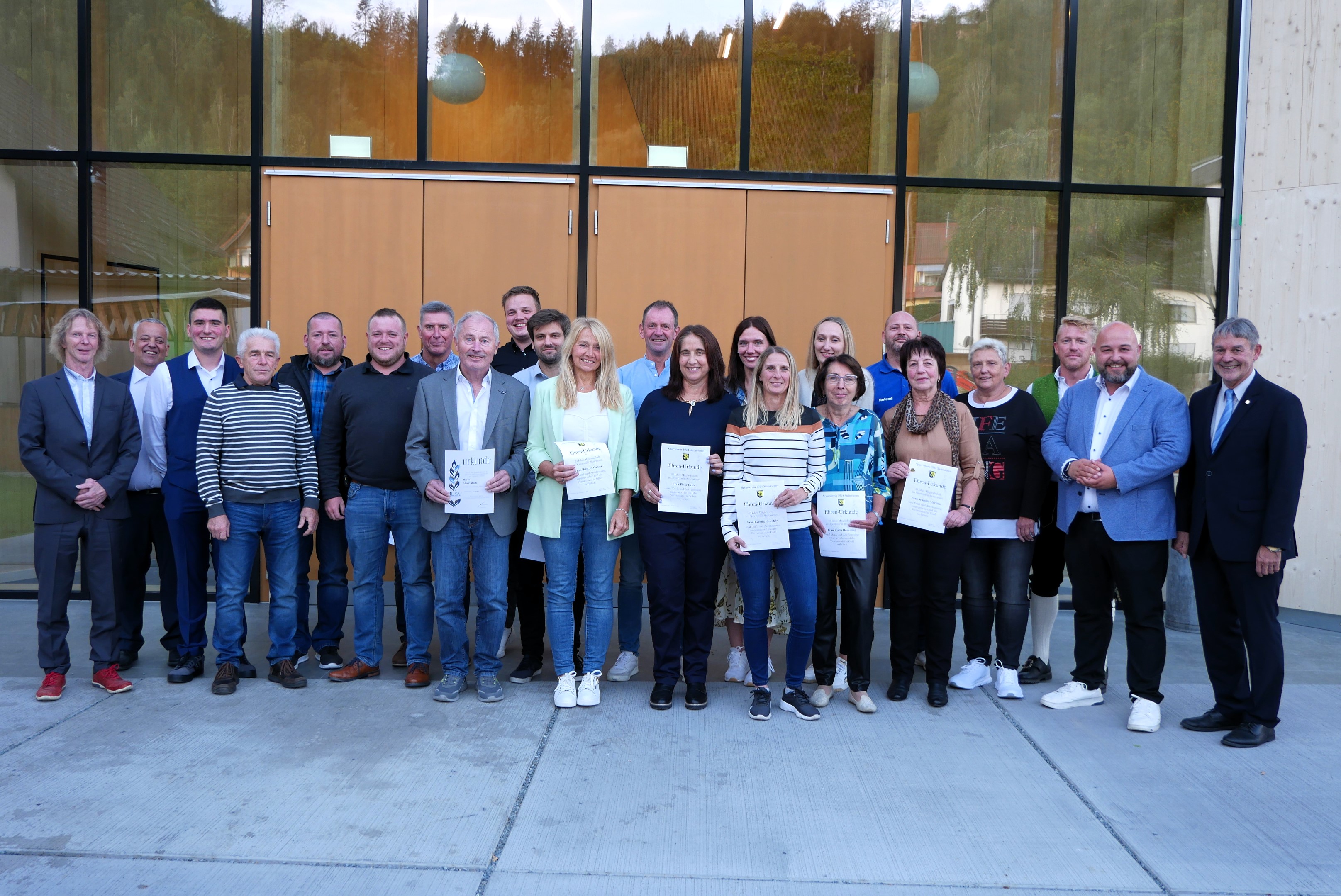 Sie sind die Botschafter des Vereins und wurden für 60, 50, 40 und 25 Jahre Mitgliedschaft geehrt. Rechts Schirmherr Gerhard Wunder und MdB Jonas Geissler, rechts Turngauvorsitzender Hartmut Jahn, 2. Vors. Rainer Deuerling und Vors. Sven Simon