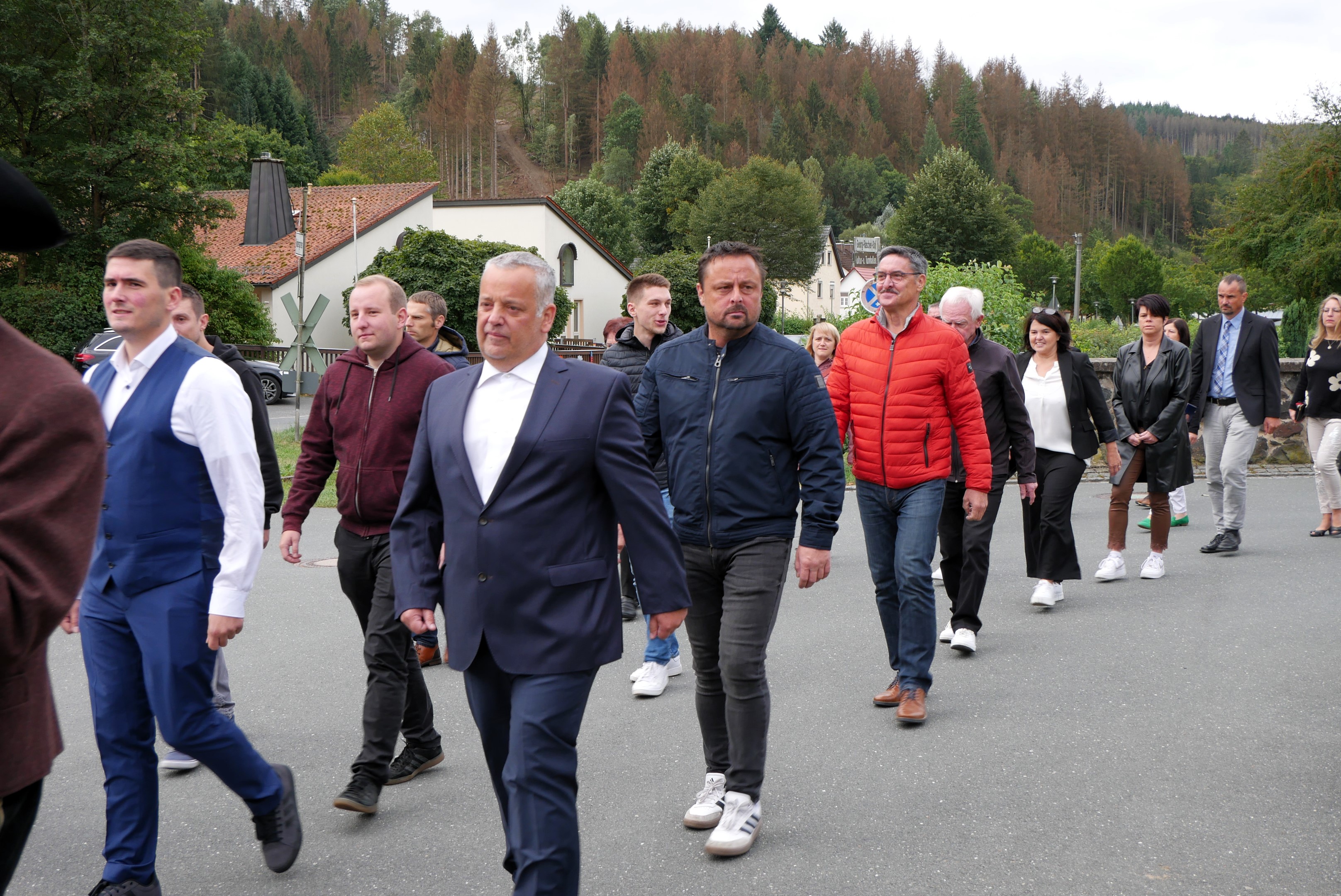 Die Vorstandschaft und Mitglieder des SV Steinwiesen auf dem Weg zur Kulturhalle.