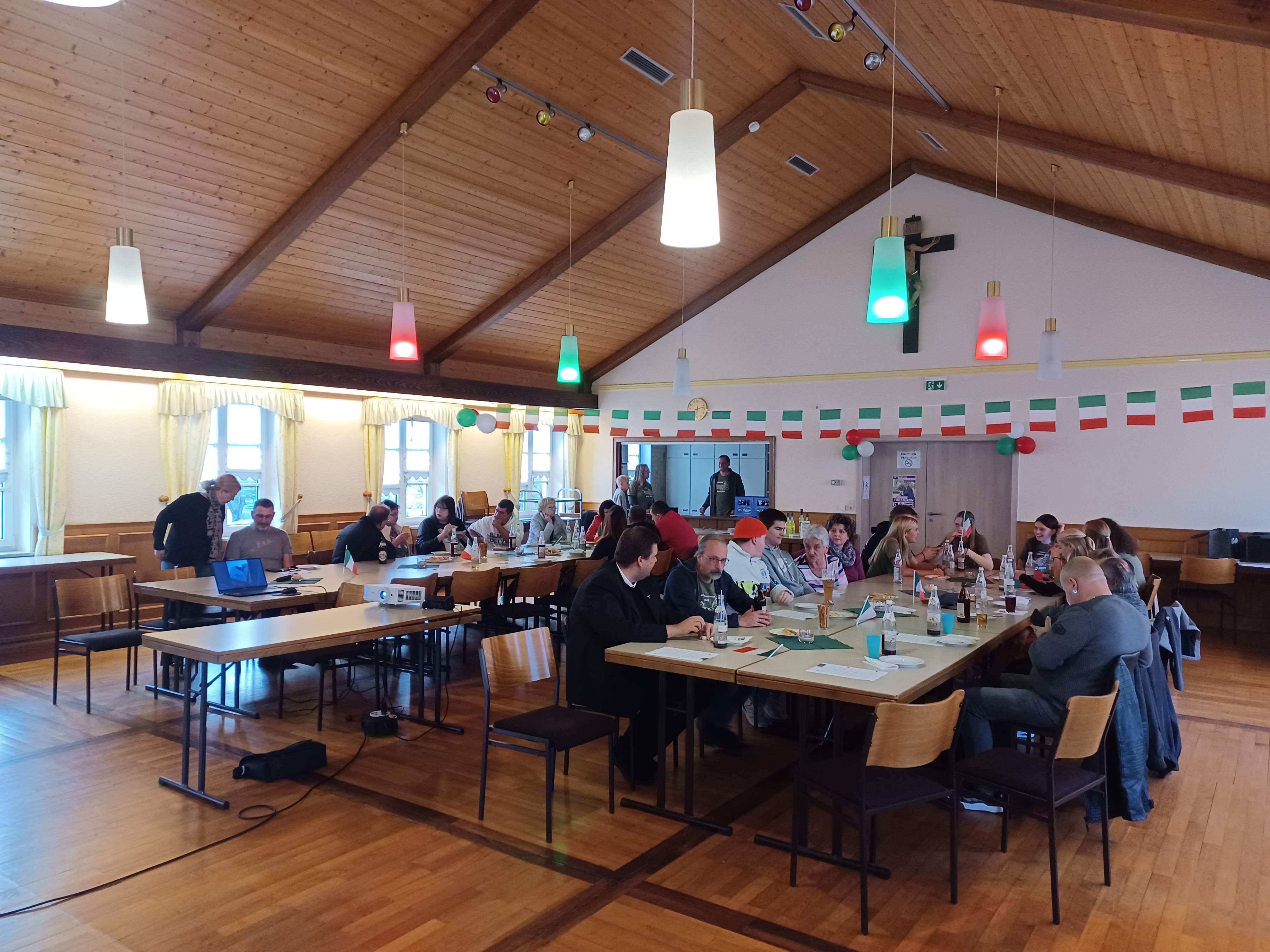 Beim italienischen Abend war der Pfarrsaal in landestypischen Farben dekoriert.