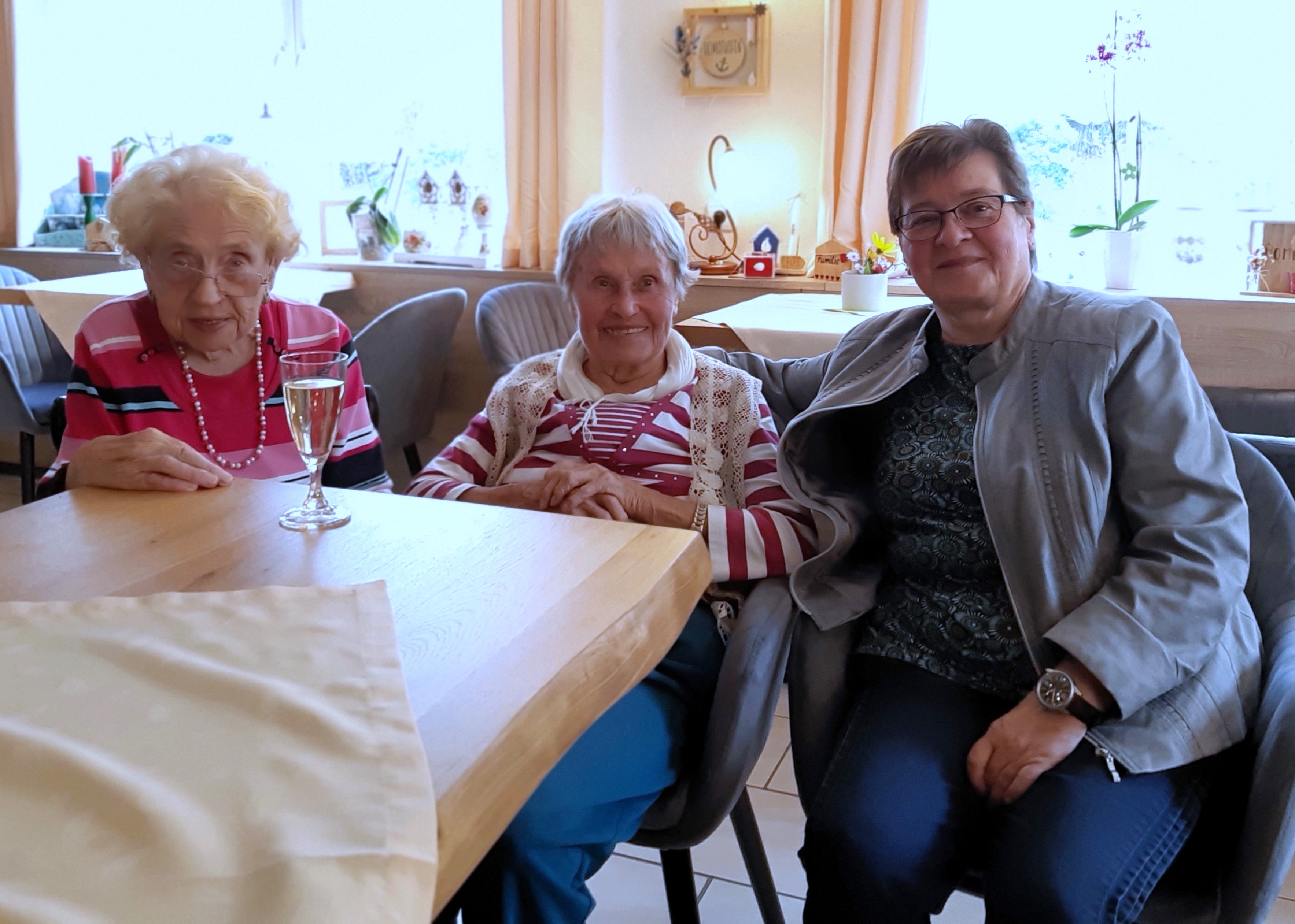 Thekla Hümmer (Mitte) mit Freundin Liane Bauer und Nichte Sybille.