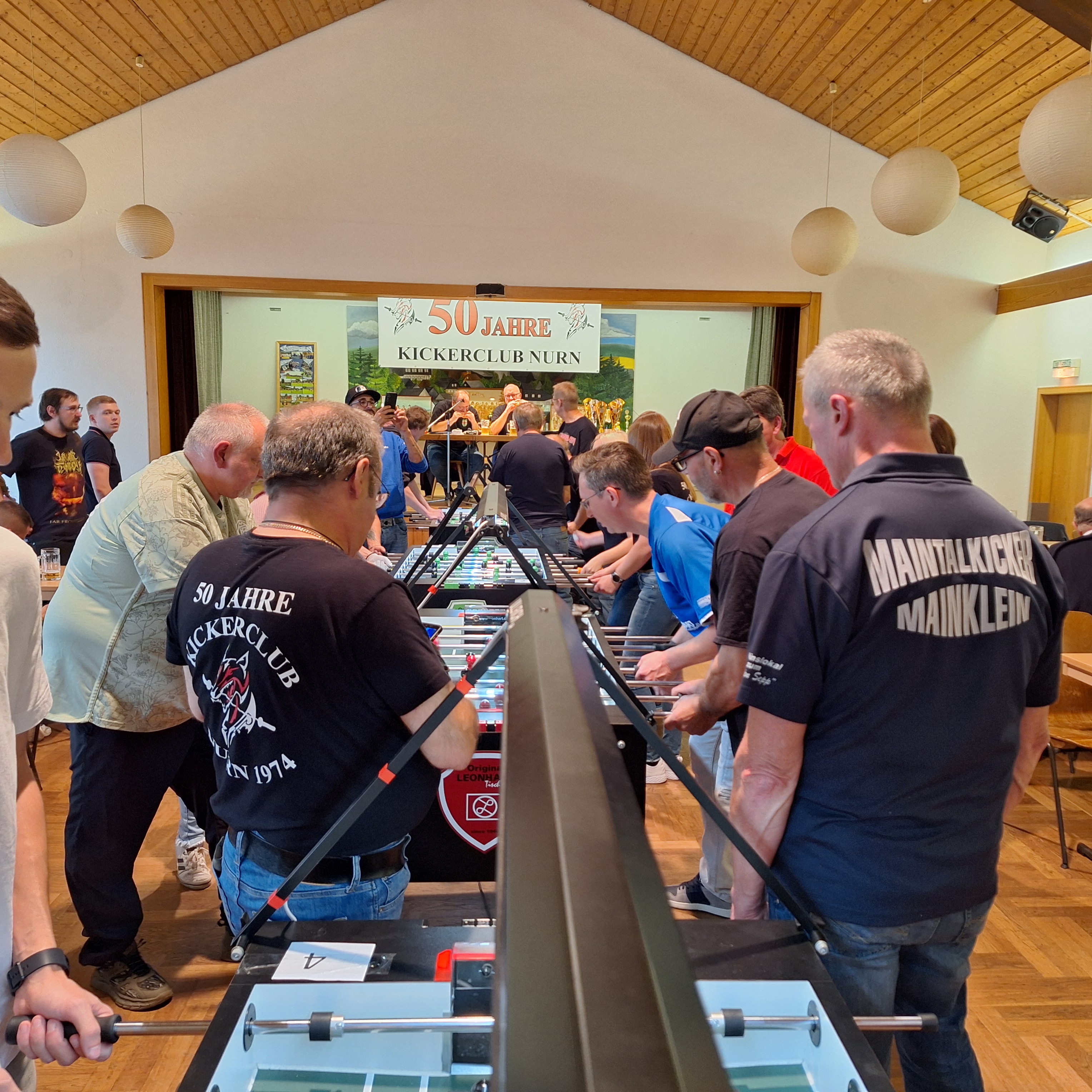 Hochbetrieb herrschte bei der 50-Jahr-Feier des Kickerclubs Nurn bei einem Turnier mit 32 Teilnehmern an vier Tischfußballgeräten. Fotos: Hans Franz