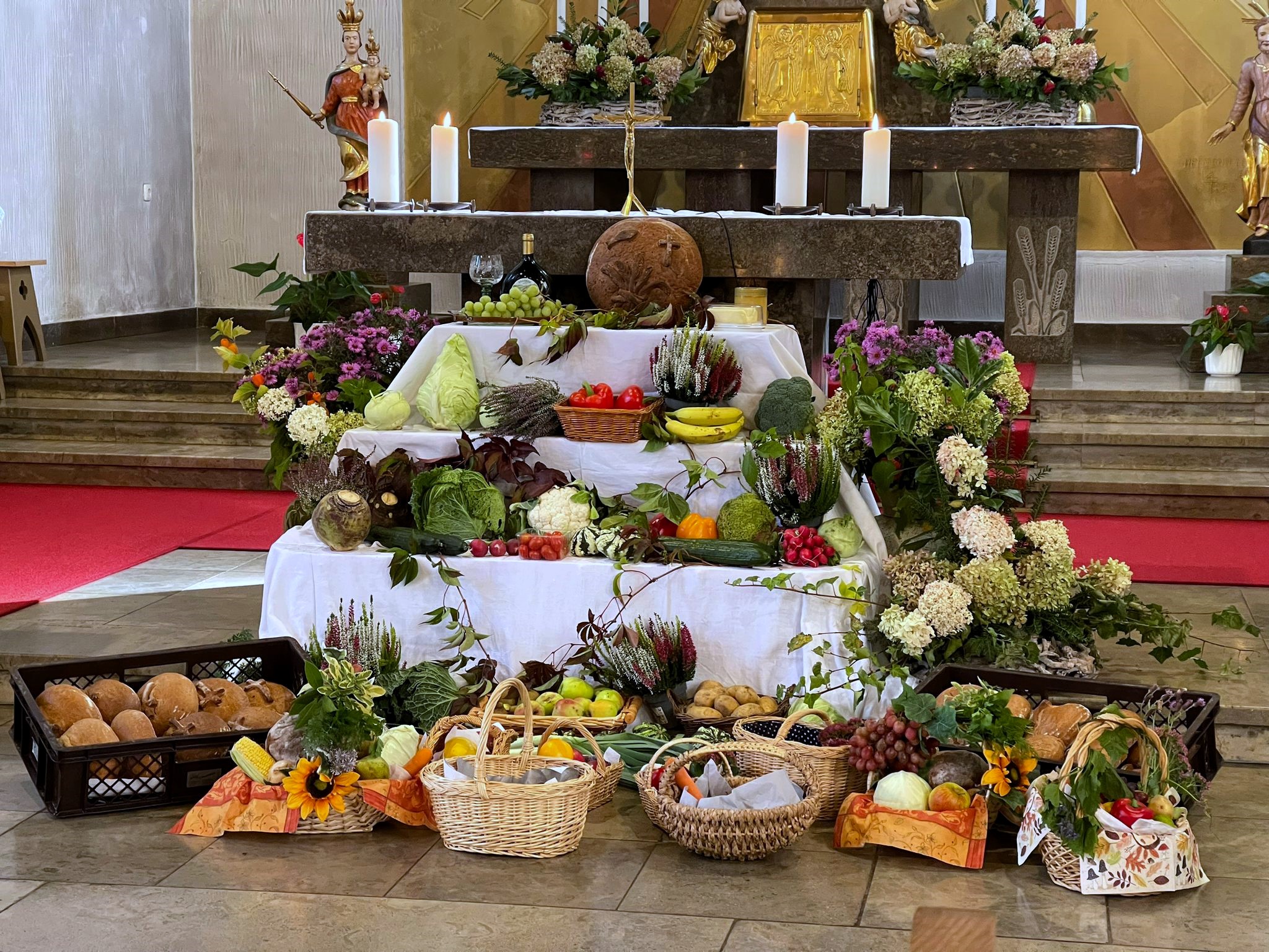 Schön geschmückt mit all den Gaben, die Gott schenkt, zeigt sich er Erntedankaltar in der St. Michaels Kirche in Nurn. (Fotos: Deuerling)