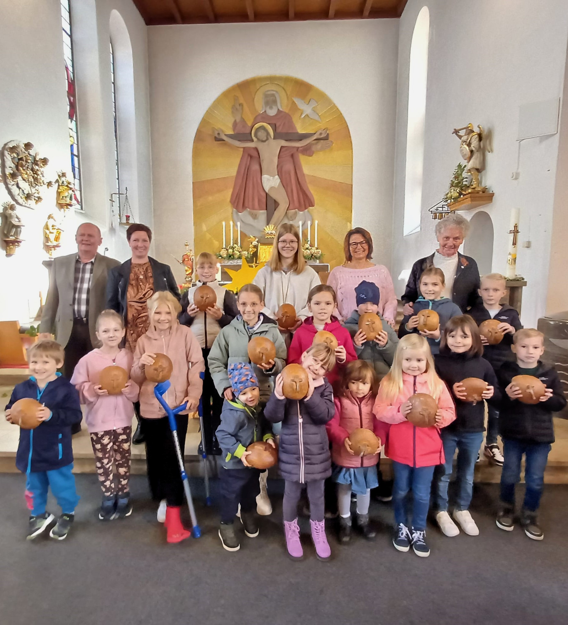 Alle Kinder feierten das Erntedankfest in der St. Michaels Kirche in Nurn.